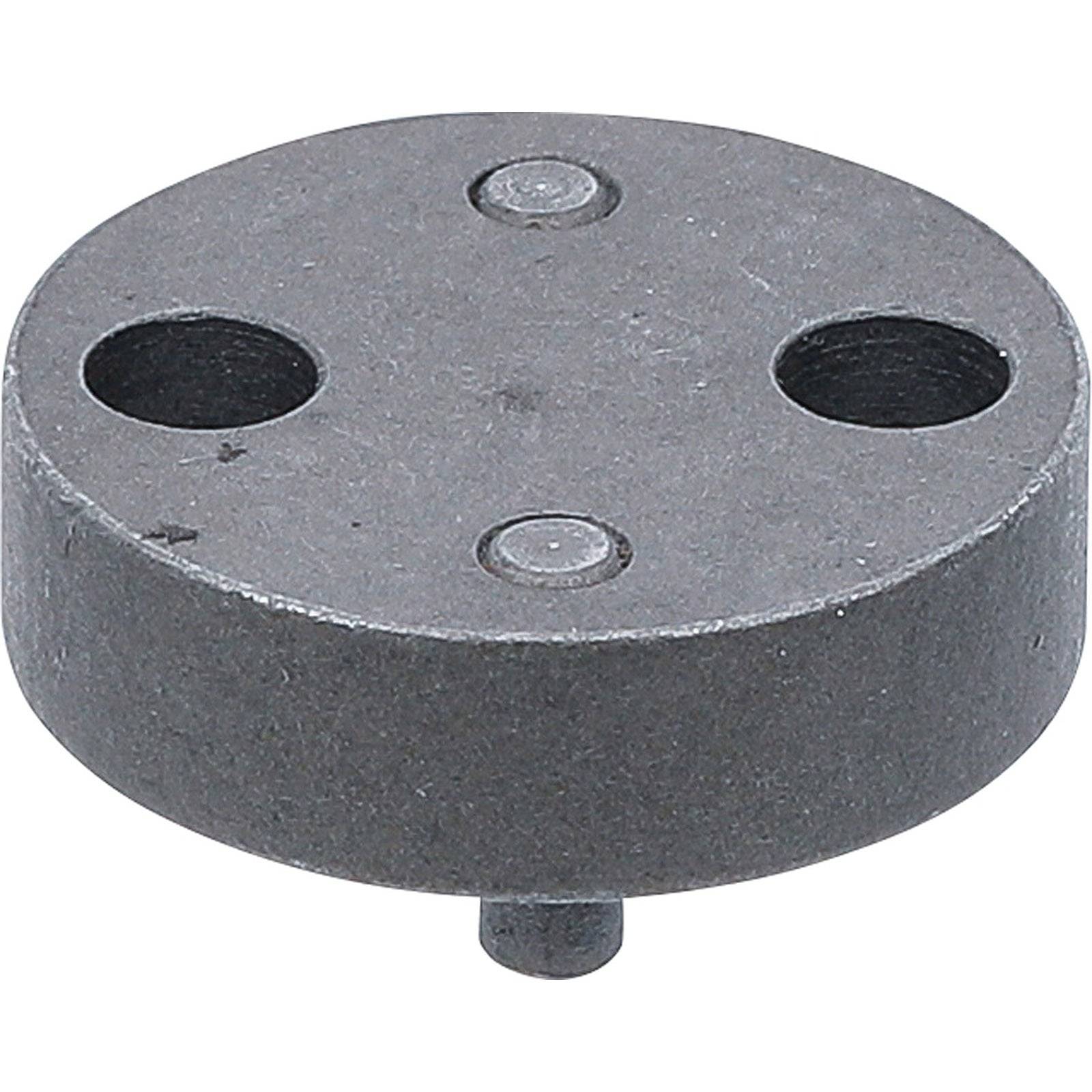 Ein Schraubenschlüsseleinsatz mit drei kreisförmigen Löchern, der zum Greifen und Drehen bestimmter mechanischer Komponenten verwendet wird.