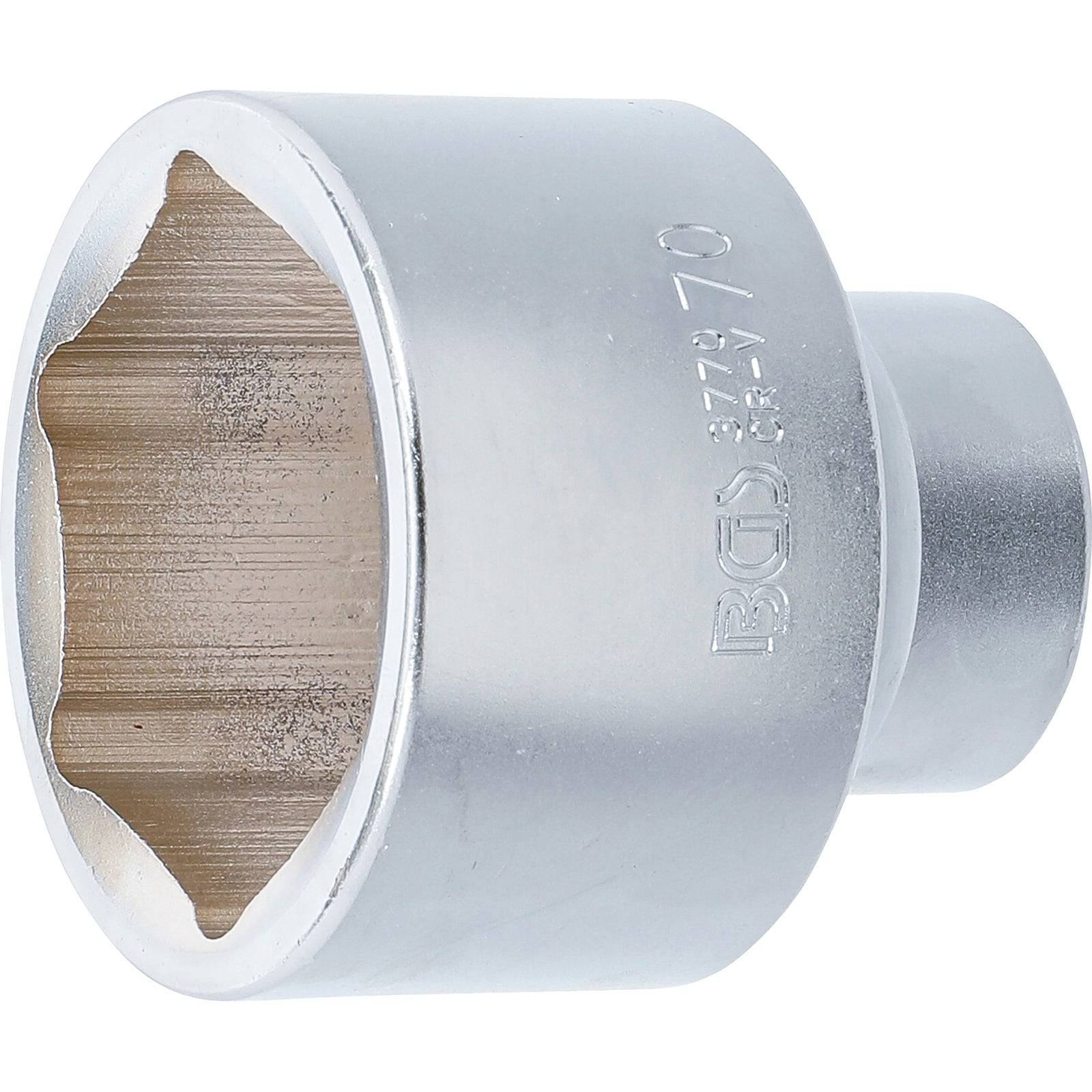 Ein glänzender, silberner Steckschlüsseleinsatz mit einer sechseckigen Öffnung und eingraviertem Text 'BCD 37790'.