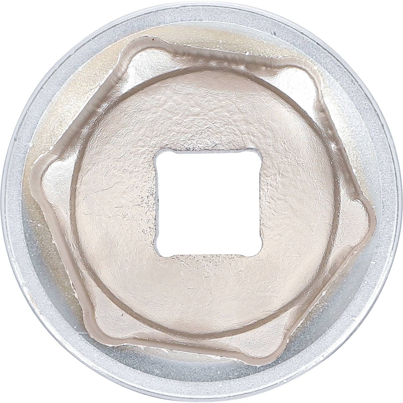 Das Bild zeigt ein metallisches Industrieteil, das kreisförmig ist und eine quadratische zentrale Öffnung aufweist, umrahmt von einer gerillten Kante und einer glatten Oberfläche.