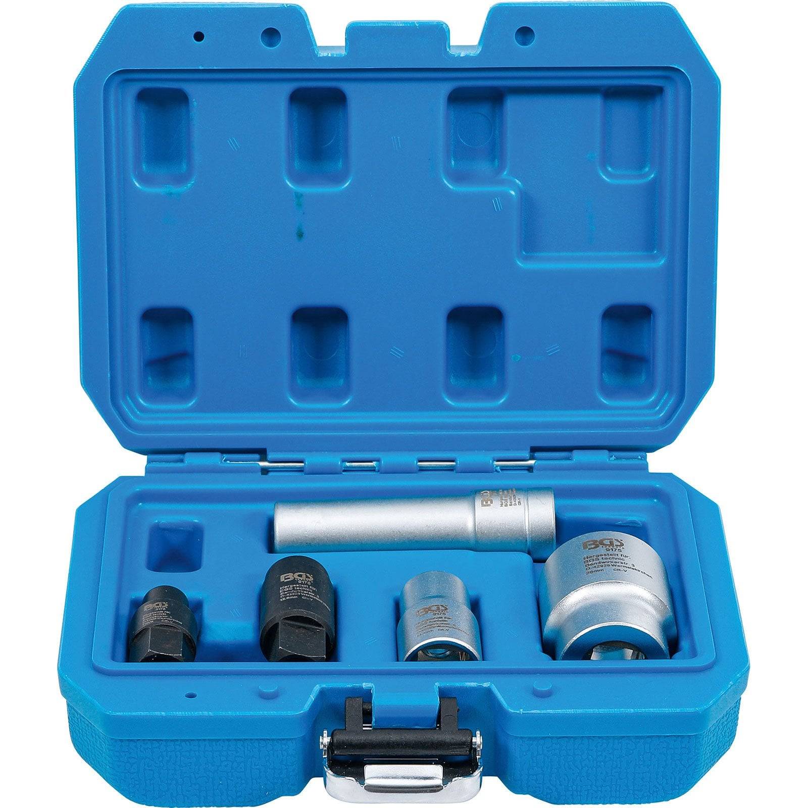 Eine blaue Plastikbox ist geöffnet und zeigt fünf schwarze und silberne Steckschlüssel unterschiedlicher Größen, die ordentlich im Inneren angeordnet sind.