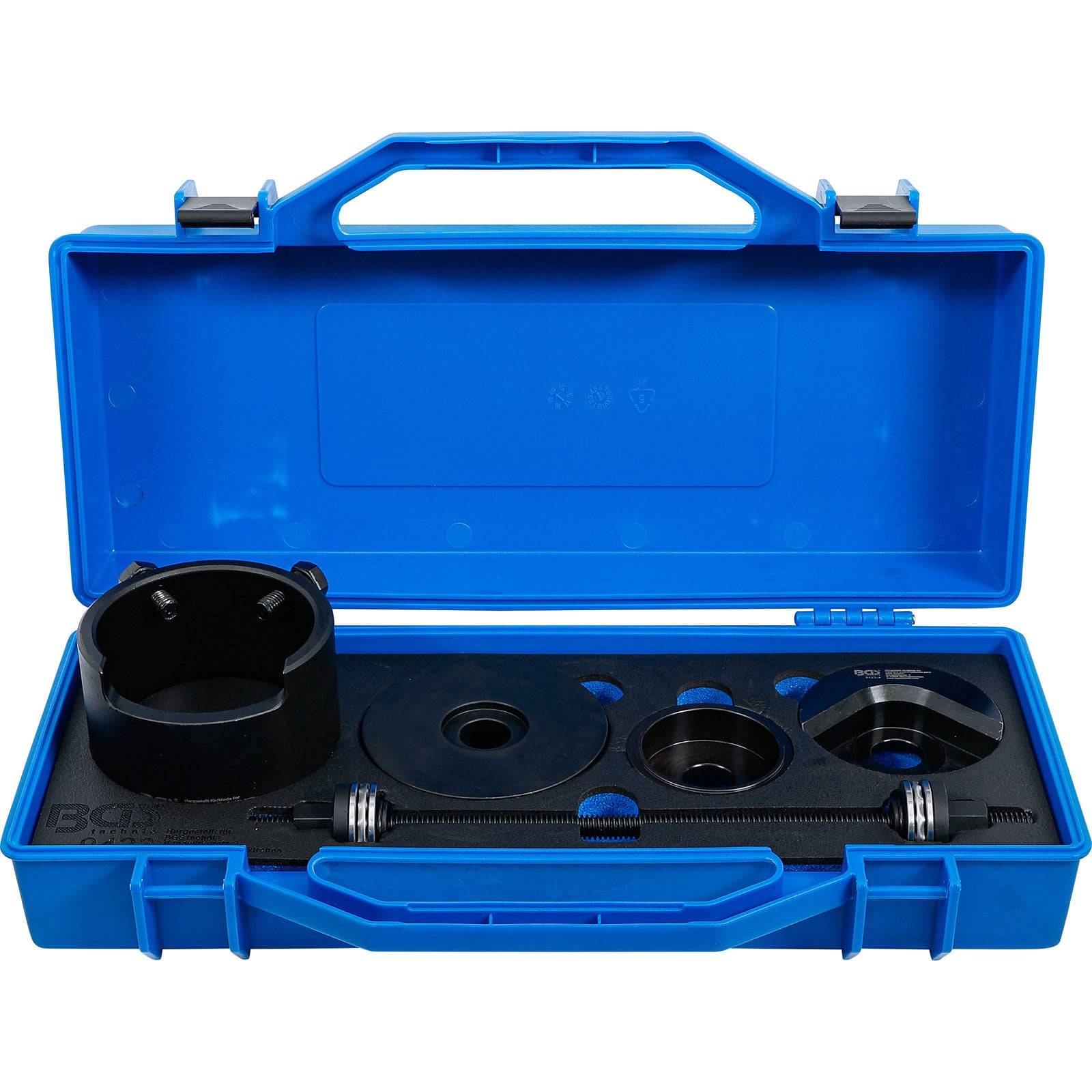 Eine blaue Kunststoffbox, die einen Satz schwarzer Autotechnik-Werkzeuge enthält, einschließlich einer großen Stecknuss und anderer Metallkomponenten, ordentlich und systematisch angeordnet.