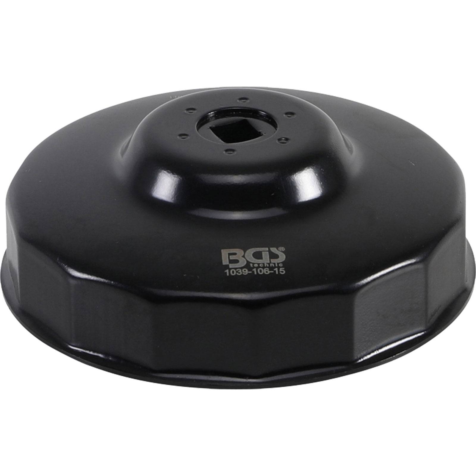 Eine schwarze Metallölfilter-Schraubenschlüssel mit kreisförmigem Design wird gezeigt, mit einem zentralen quadratischen Einsatz und der Marke 'BGS' auf der Oberfläche.