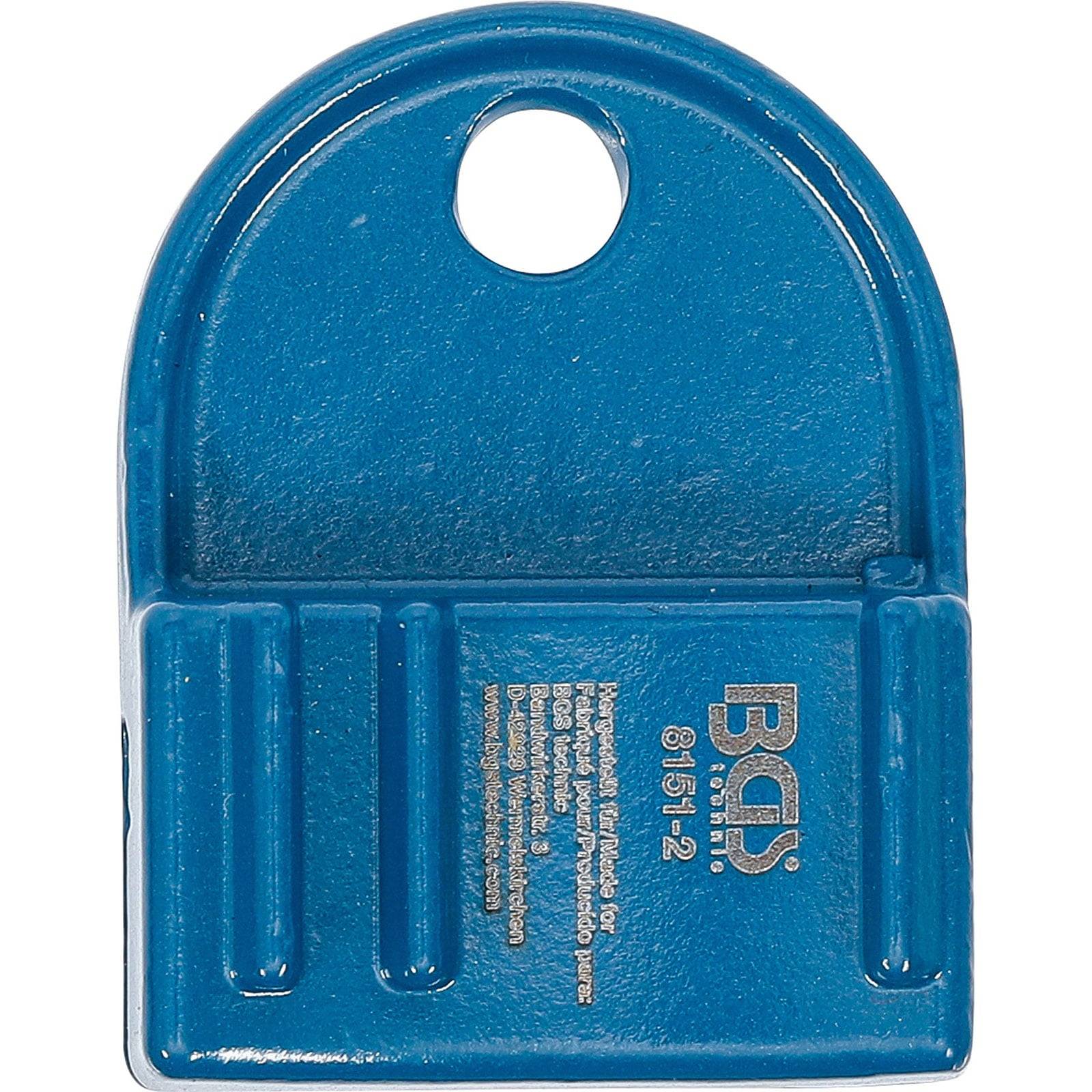 Ein blauer BGS Technic magnetischer Schweißwinkelhalter mit einer kreisförmigen Öffnung zum Positionieren, der zum Halten von Metallteilen in präzisen Winkeln während des Schweißens verwendet wird.