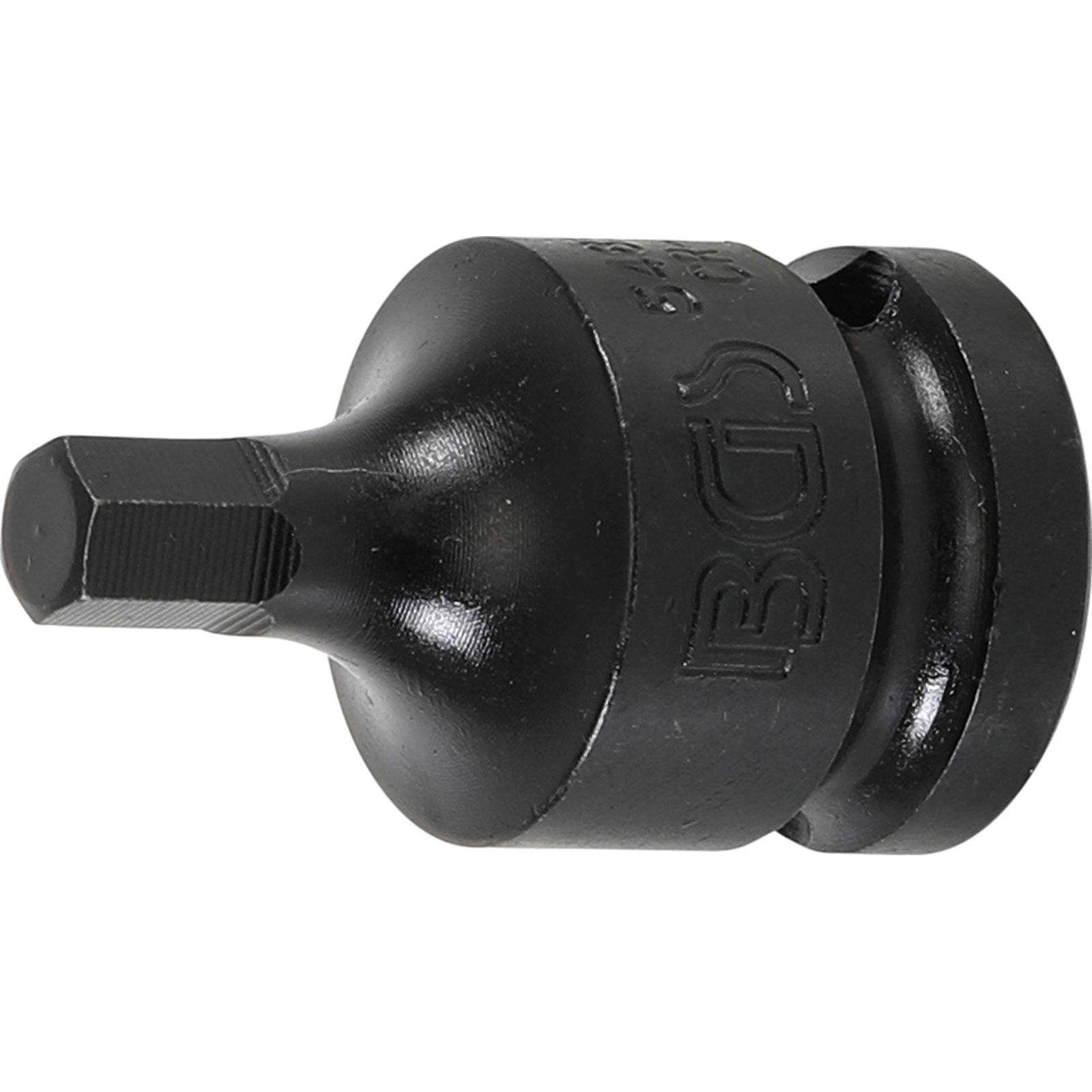 Ein schwarzer Schlagschrauber-Stecknussadapter mit sechseckigem Ende, mit erhabener Beschriftung zur Größenangabe, verwendet zum Anschluss einer Stecknuss an einen Bohrschrauber.