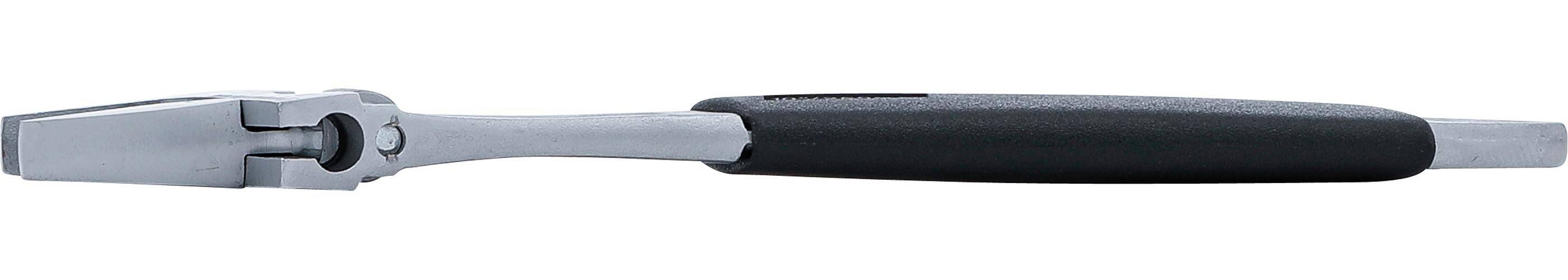 Nahaufnahme einer Schraubendreherspitze, die in einen Schraubenkopf eingeführt ist, vor weißem Hintergrund.