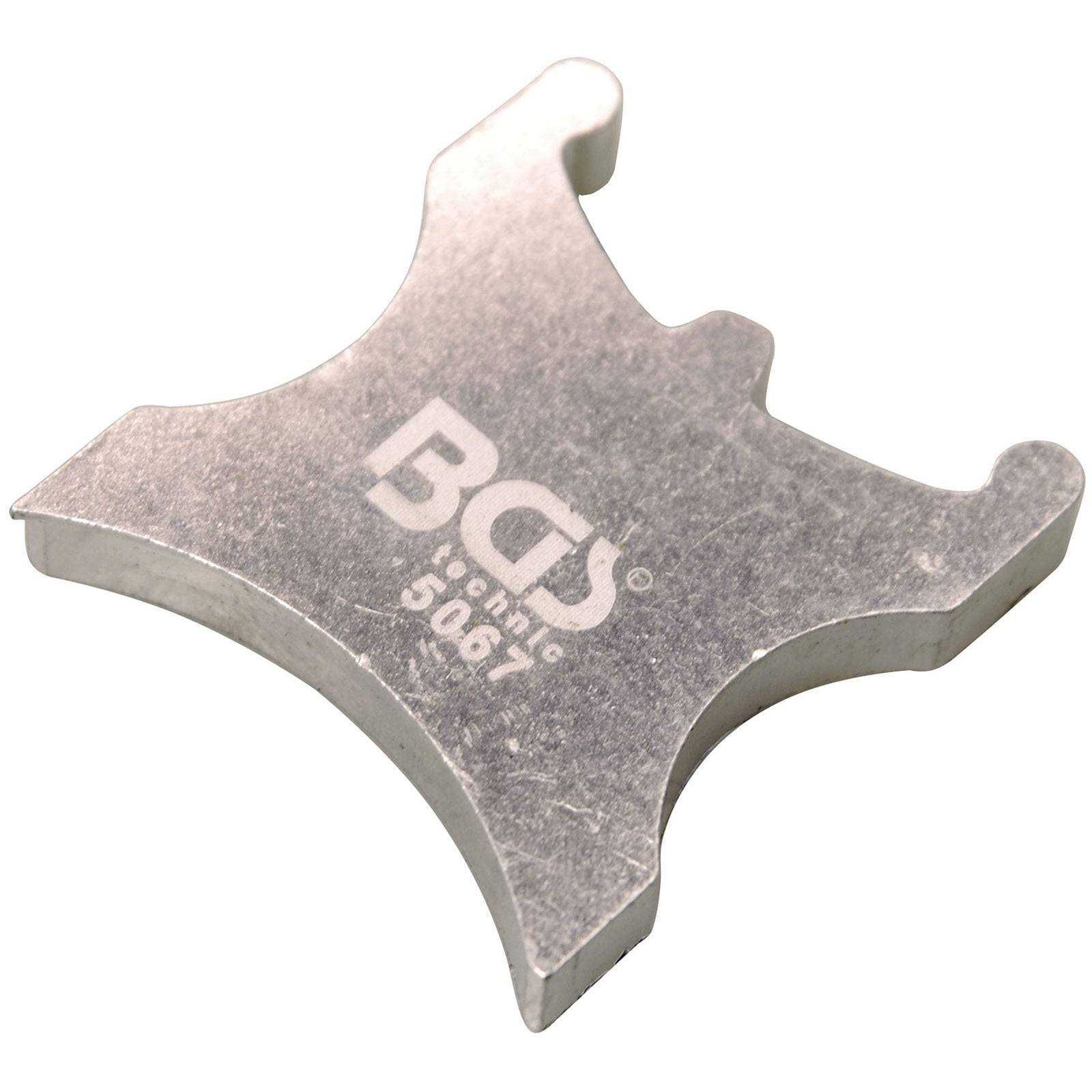 Ein Metalltool mit eingravierter Aufschrift 'BGS' und '5067', versehen mit drei Zinken und einer strukturierten Oberfläche.