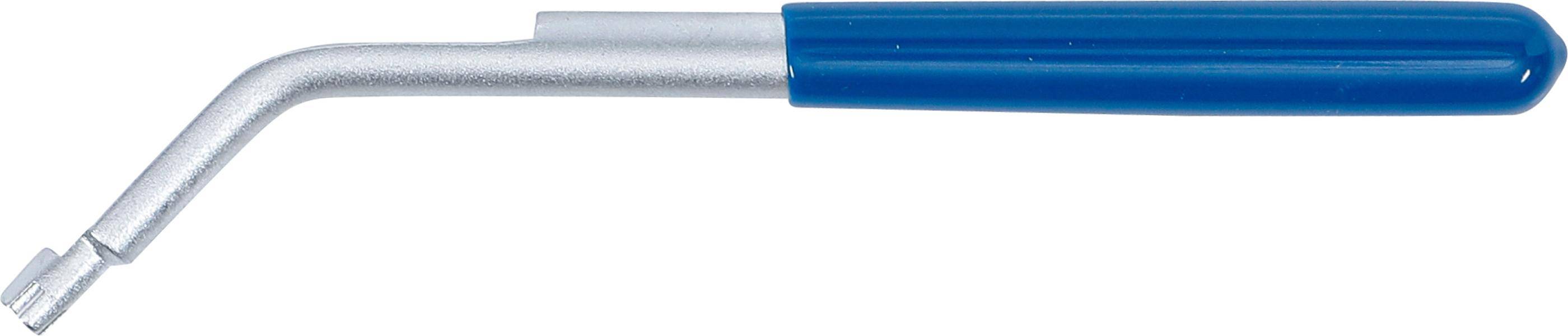 Eine Nahaufnahme der Spitze eines blauen Stiftes vor weißem Hintergrund, die den metallischen Schreibpunkt hervorhebt.