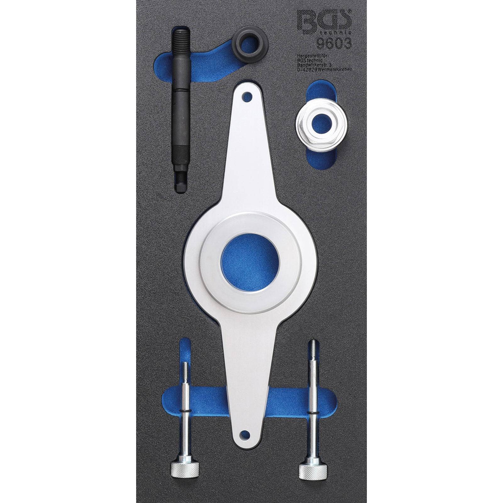 Automotives Werkzeugset in Schaumstoffverpackung, einschließlich einer zentralen weißen Platte, Schrauben und anderen Komponenten, mit der Bezeichnung 'BGS 9603' oben rechts.