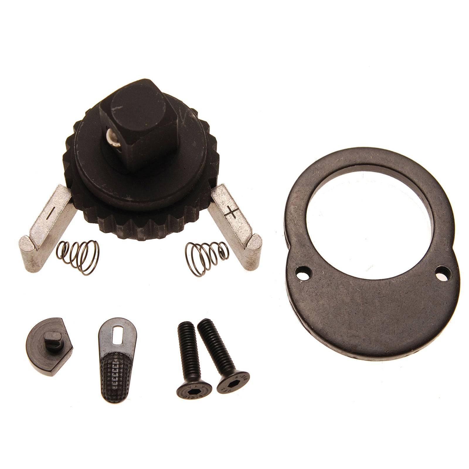 Verschiedene schwarze Metallkomponenten, die auf einem weißen Hintergrund angeordnet sind, darunter eine kreisförmige Knopf, Federn, Schrauben und eine runde Platte.