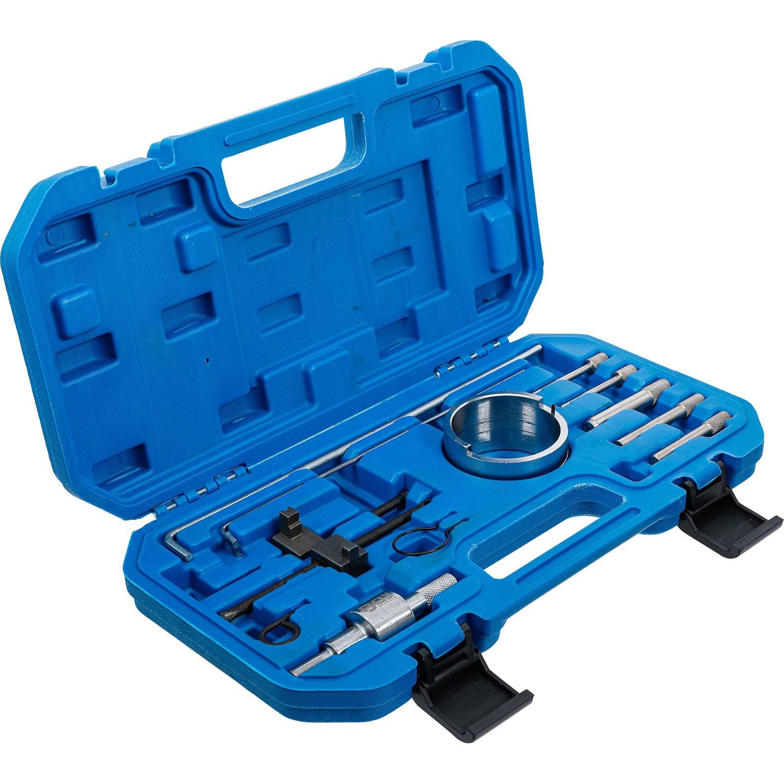 Eine blaue Werkzeugkoffer geöffnet, der eine Reihe verschiedener Bohrerbits, einen kreisförmigen Schneidaufsatz und andere Metallwerkzeuge zeigt, die in Fächern angeordnet sind.