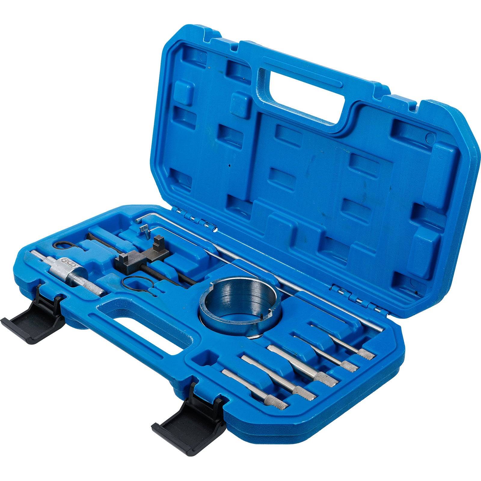 Eine blaue Plastikbox mit verschiedenen Metallwerkzeugen, die in Fächern organisiert sind, einschließlich Bohrerbits und Steckschlüsseln, mit zwei schwarzen Verschlüssen.