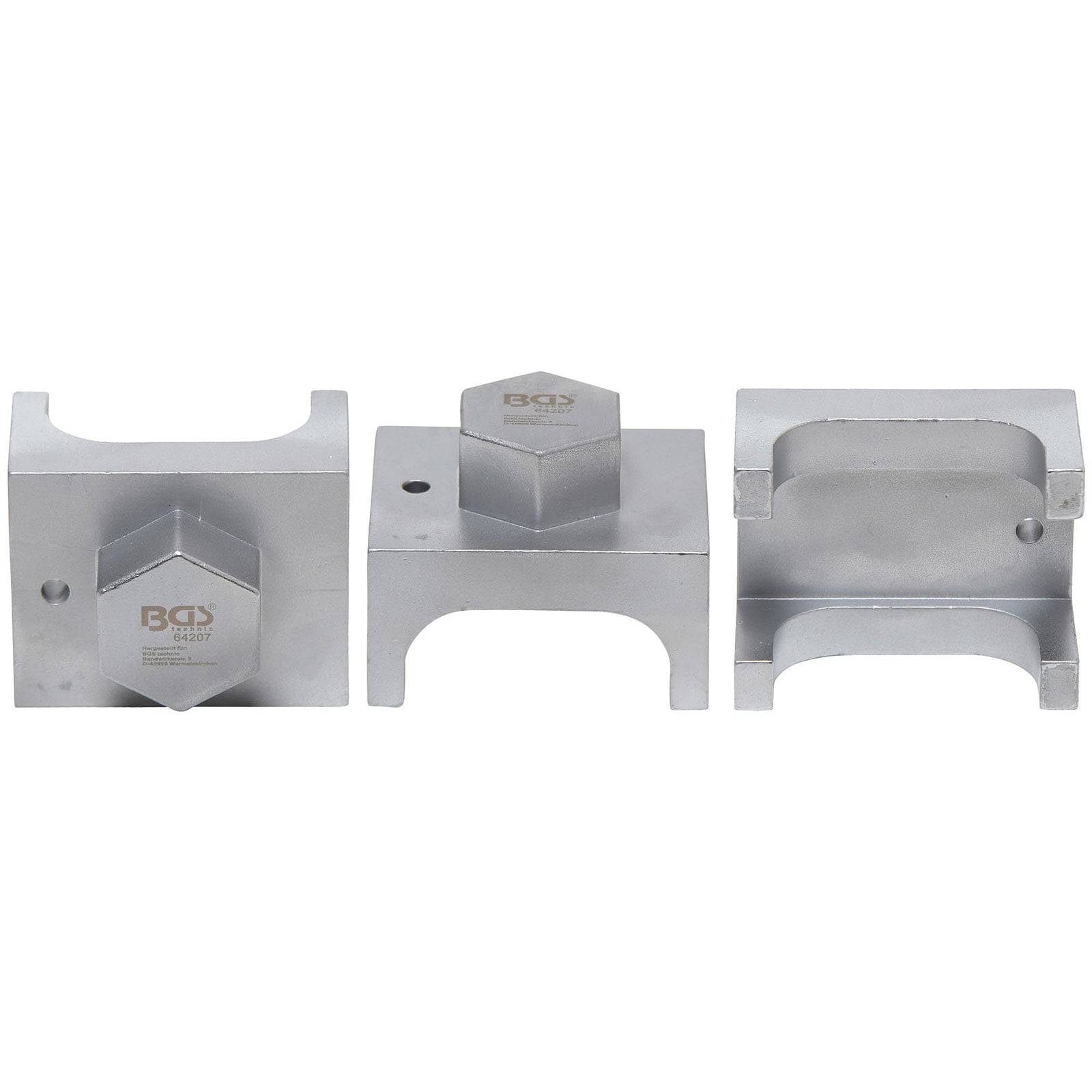 Drei silberne Metallblöcke mit sechseckigen und rechteckigen Ausschnitten, die für das Anbringen um bestimmte Industriekomponenten konzipiert sind.