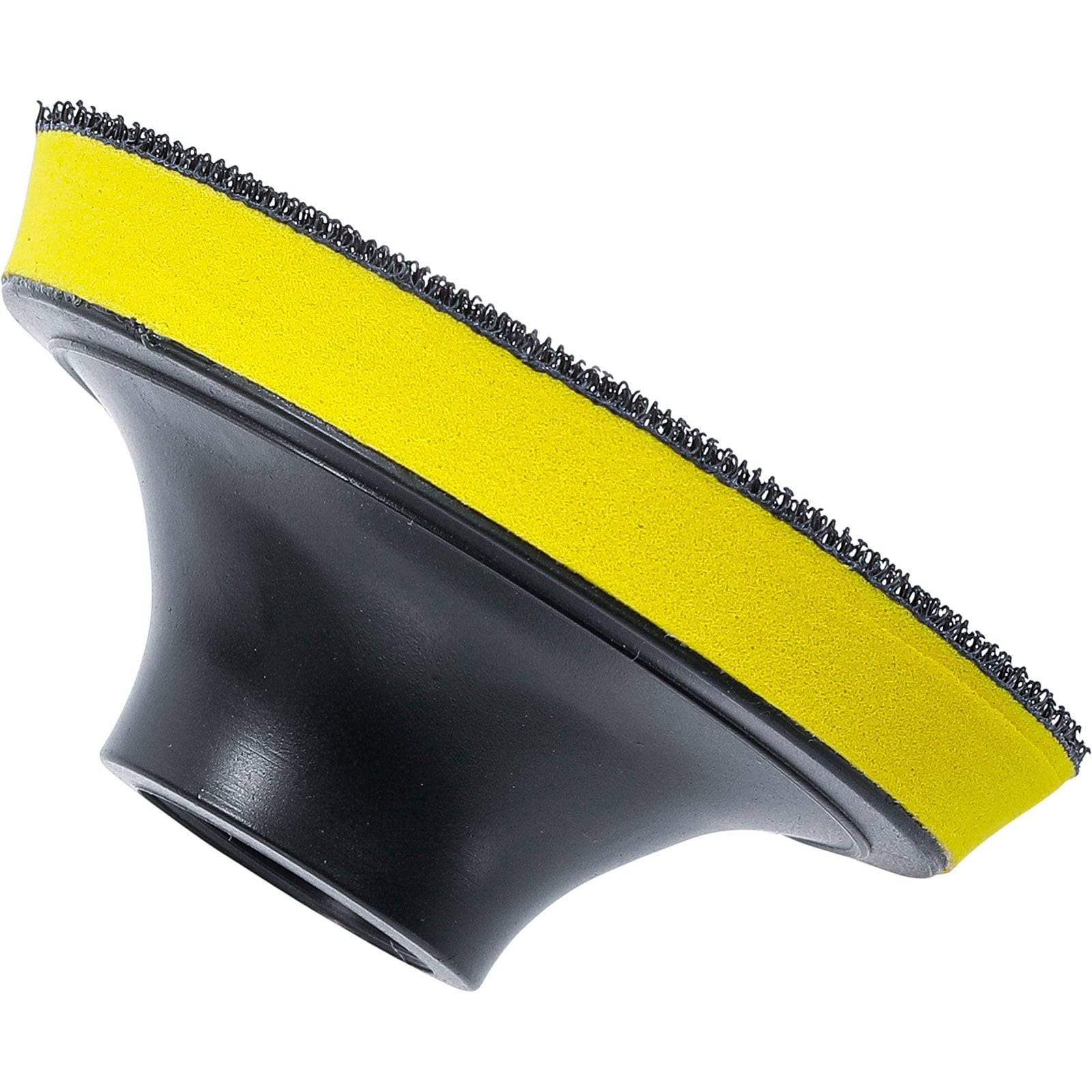 Ein schwarzes und gelbes Schleifpad mit Klettverschluss, das für den Einsatz an Elektrowerkzeugen zum Glätten von Oberflächen konzipiert ist.