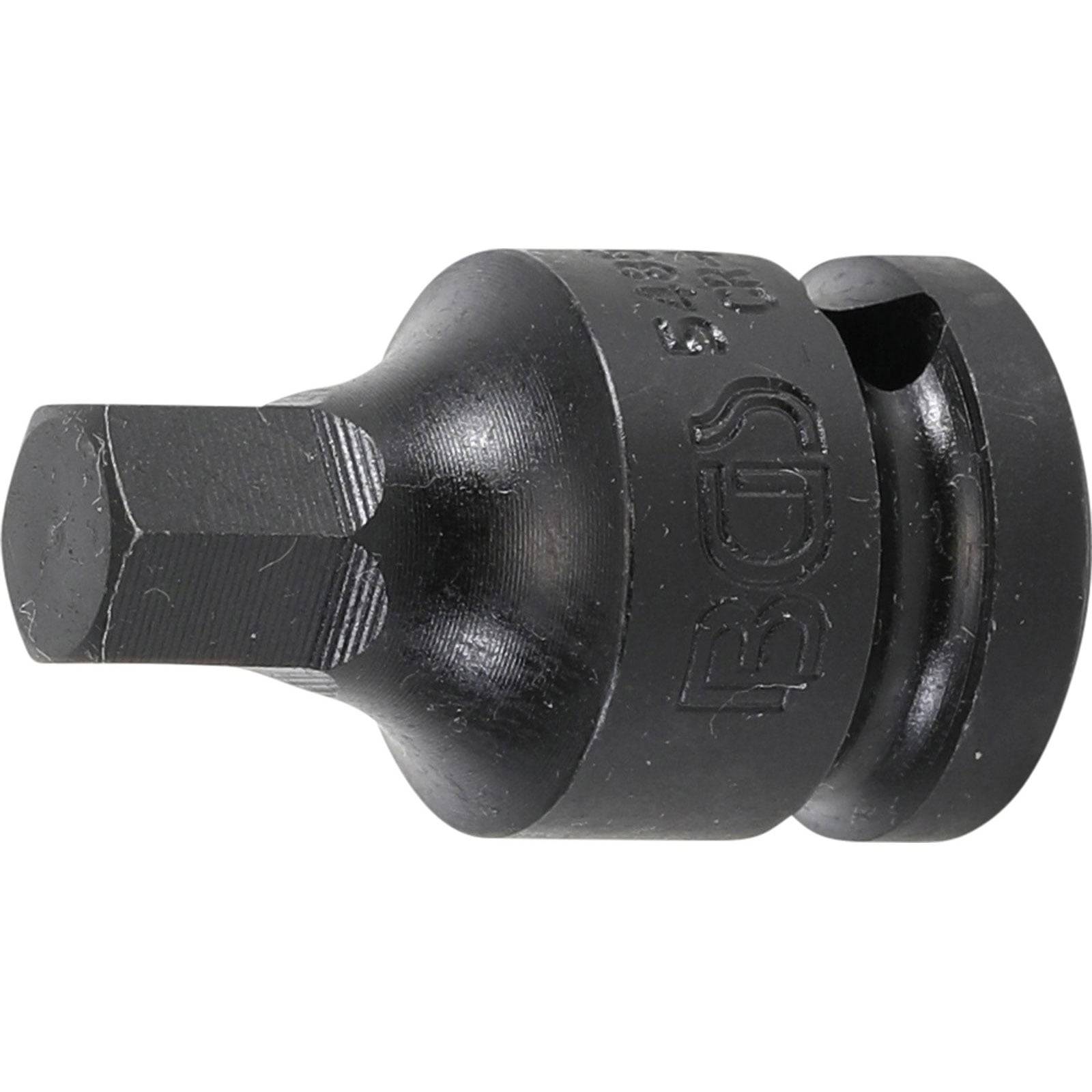 Ein schwarzer Metall-Sechskant-Bitadapter mit geprägtem Logo, entwickelt zum Anbringen von Sechskant-Bits an Ratschenschlüsseln oder Elektrowerkzeugen zum Anziehen oder Lösen von Schrauben.
