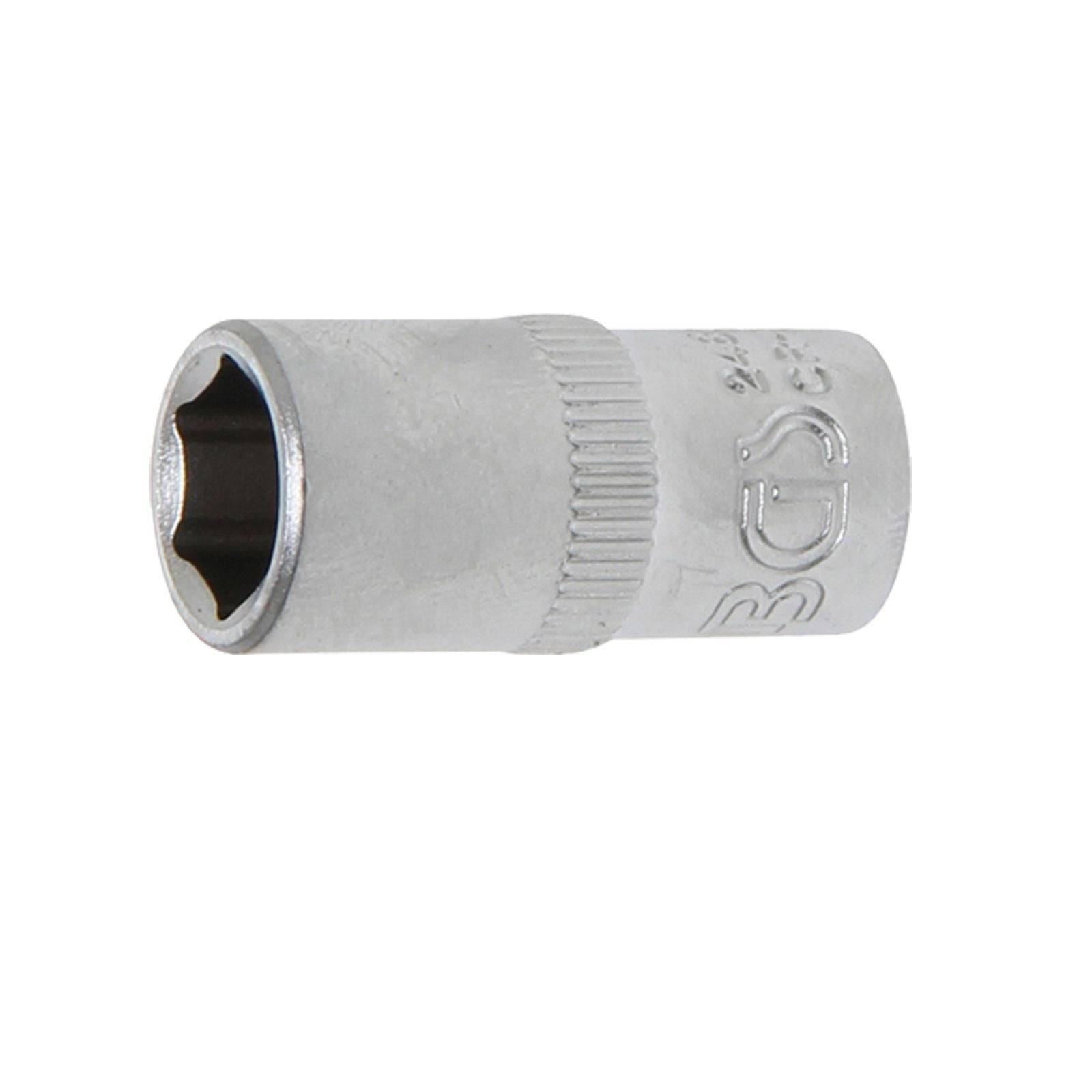 Silberner Steckschlüssel-Adapter mit sechseckiger Öffnung an einem Ende.