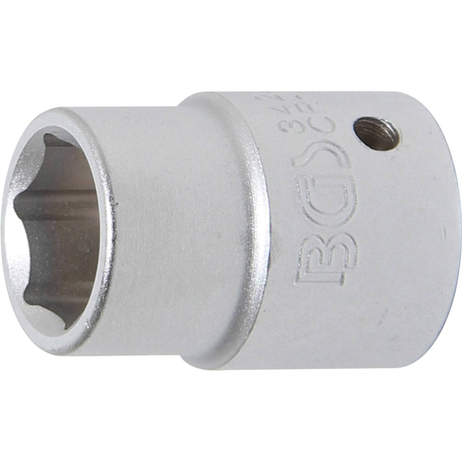 Eine Metallische Sechskant-Steckdose mit einem seitlichen Loch, graviert mit 'BGS 34'. Wird zum Drehen von Muttern und Schrauben mit passender Kopfgröße verwendet.