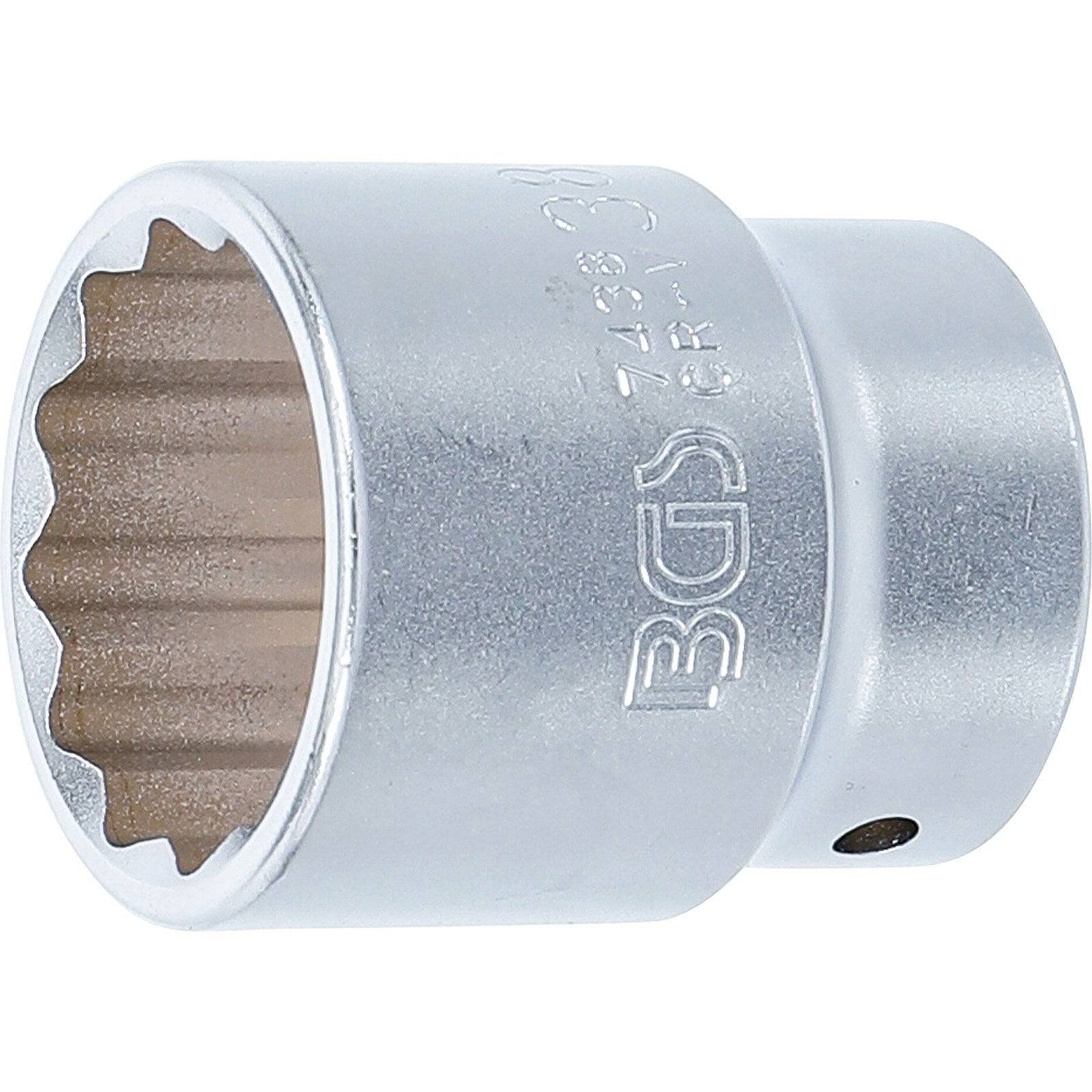 Ein silberner Stecknuss-Werkzeug, zylindrisch mit einem mehrspitzigen, sternförmigen Innenraum, der zum Drehen von Muttern und Schrauben verwendet wird.