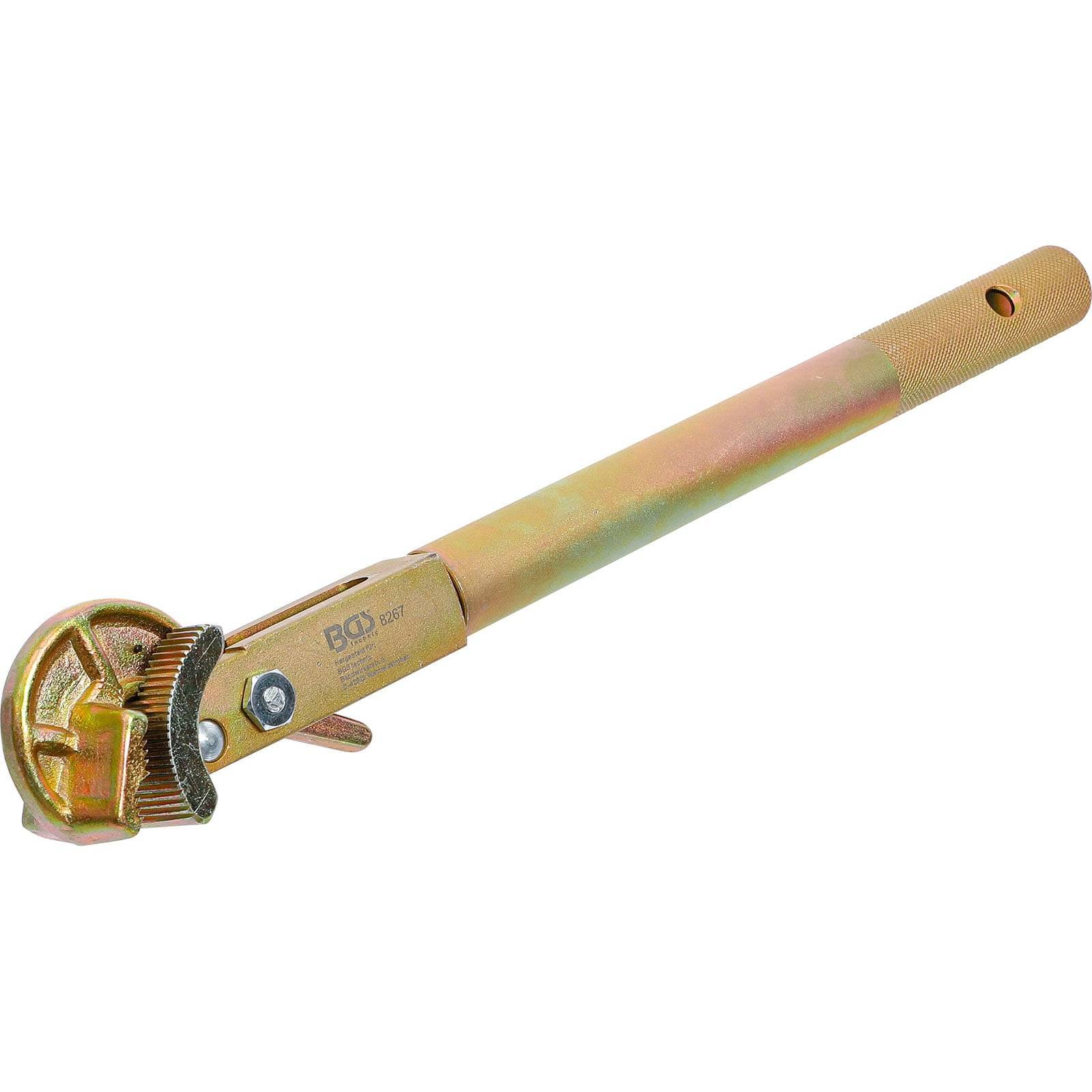 Ein langstieliger Schraubenschlüssel mit verstellbarem Kopf, konzipiert zum Greifen und Drehen von Rohrleitungen. Wirkt robust mit einer goldenen Metalloberfläche.