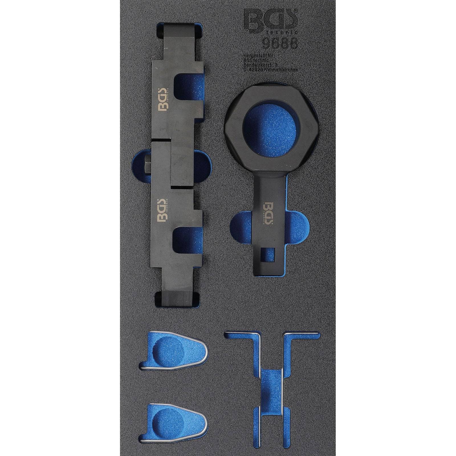 Werkzeugsatz in einem Schaumstoffkoffer, einschließlich Ausrichtungswerkzeuge und Stifte.