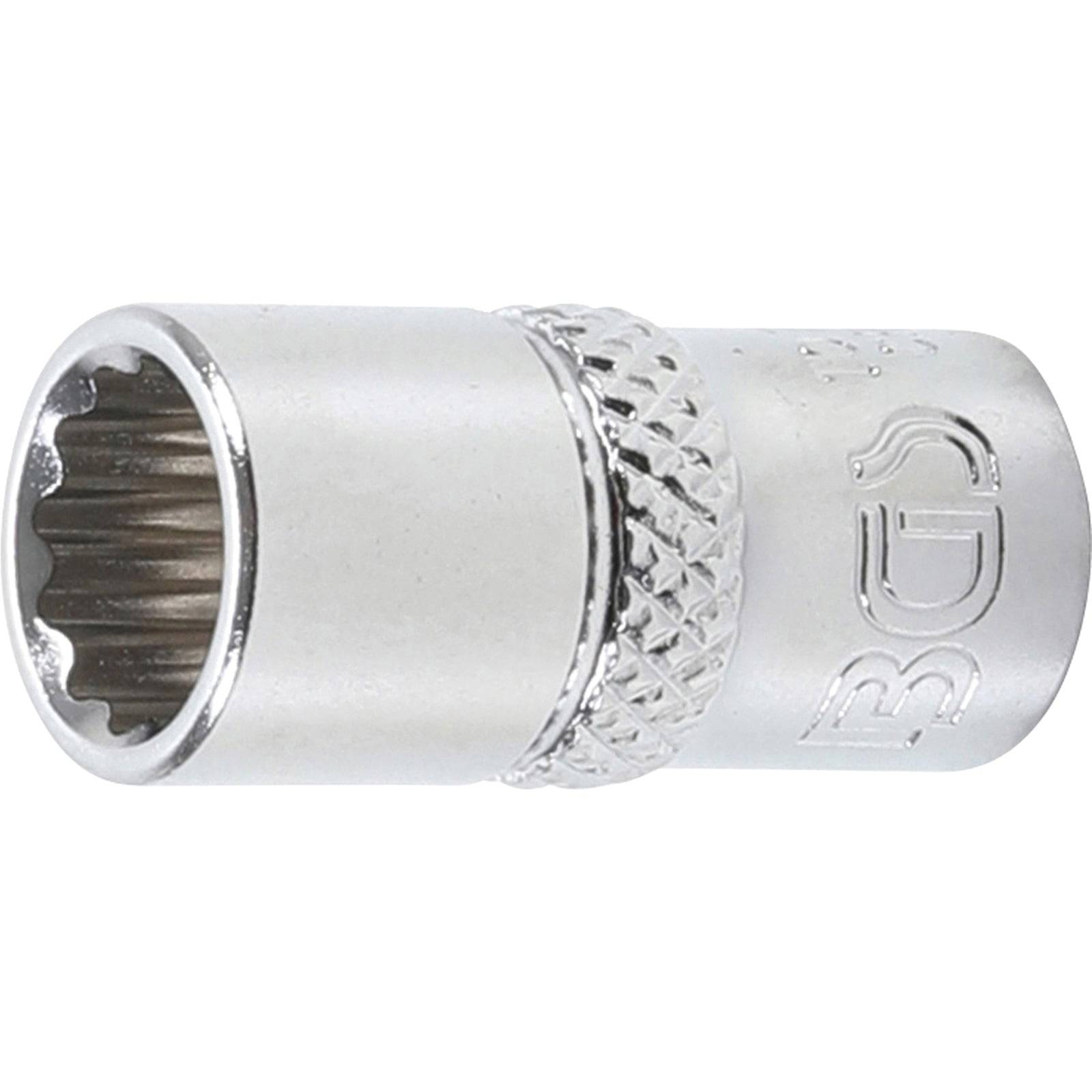 Ein silberner Steckschlüssel-Adapter mit strukturiertem Griff und eingraviertem Logo, entwickelt zum Anziehen oder Lösen von Muttern und Schrauben.