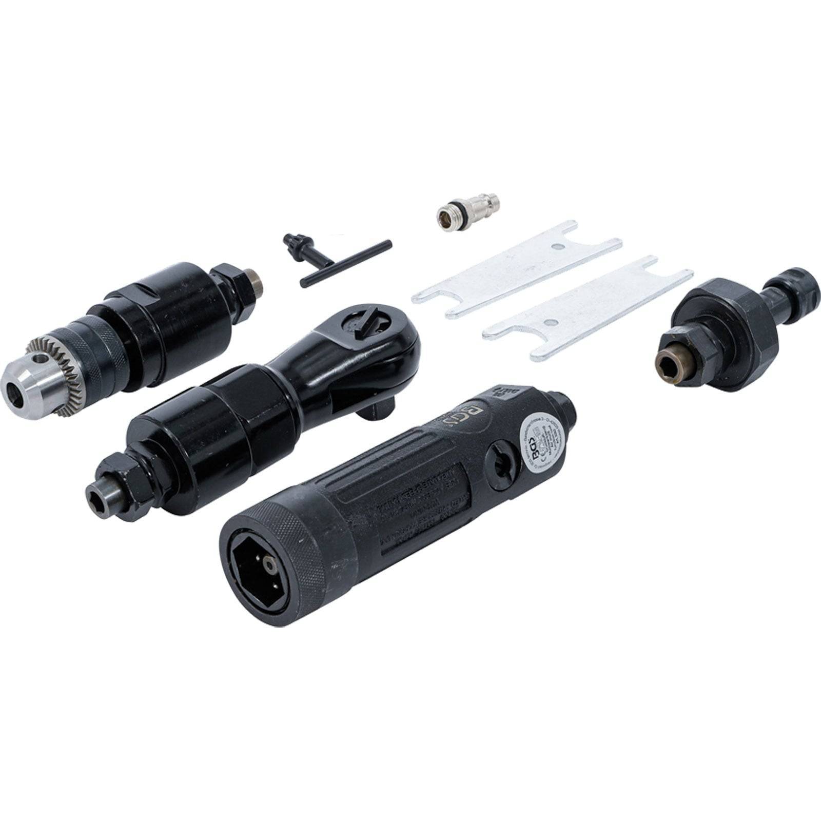 Sammlung von pneumatischen Werkzeugzubehör auf einem weißen Hintergrund, einschließlich Bohrfutter, Schlagschrauber, Adapter und Schraubschlüsseln.