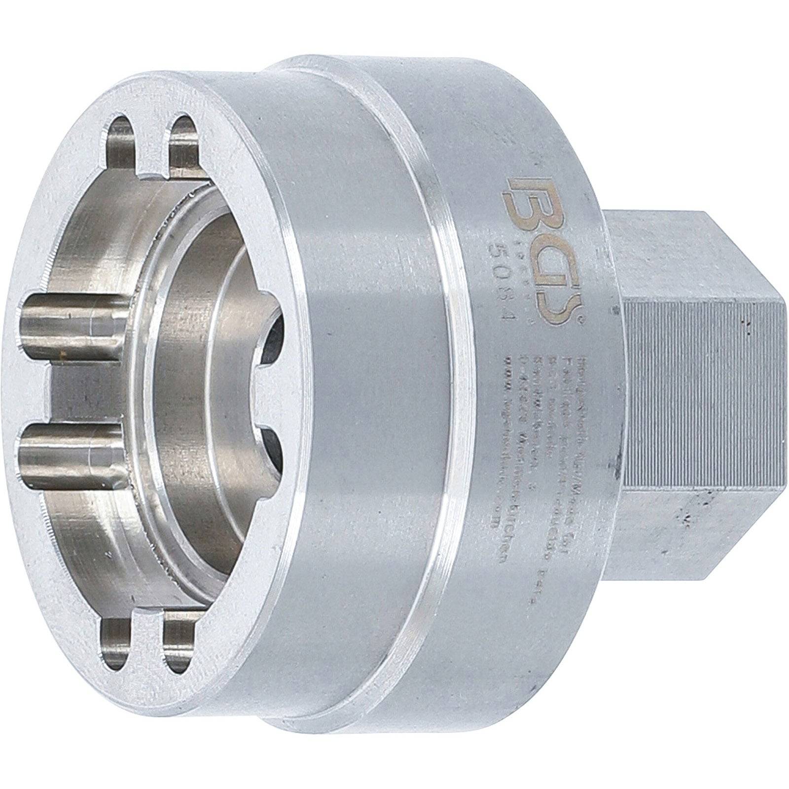 Ein Metallsteckschlüssel mit sechs Zinken, der für spezifische Autoreparaturaufgaben entwickelt wurde, vor einem weißen Hintergrund.