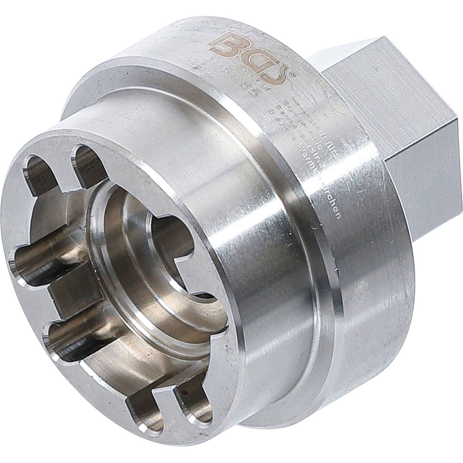 Ein Metallsteckwerkzeug mit sechseckiger Außenform und zylindrischem Innenraum, das zum Entfernen von Ölfiltergehäusedeckeln in Fahrzeugen entwickelt wurde.