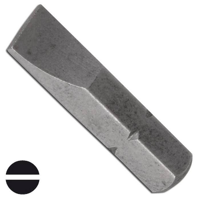 Nahaufnahme eines Metallschlitz-Schraubendreherbits, diagonal auf weißem Hintergrund dargestellt.
