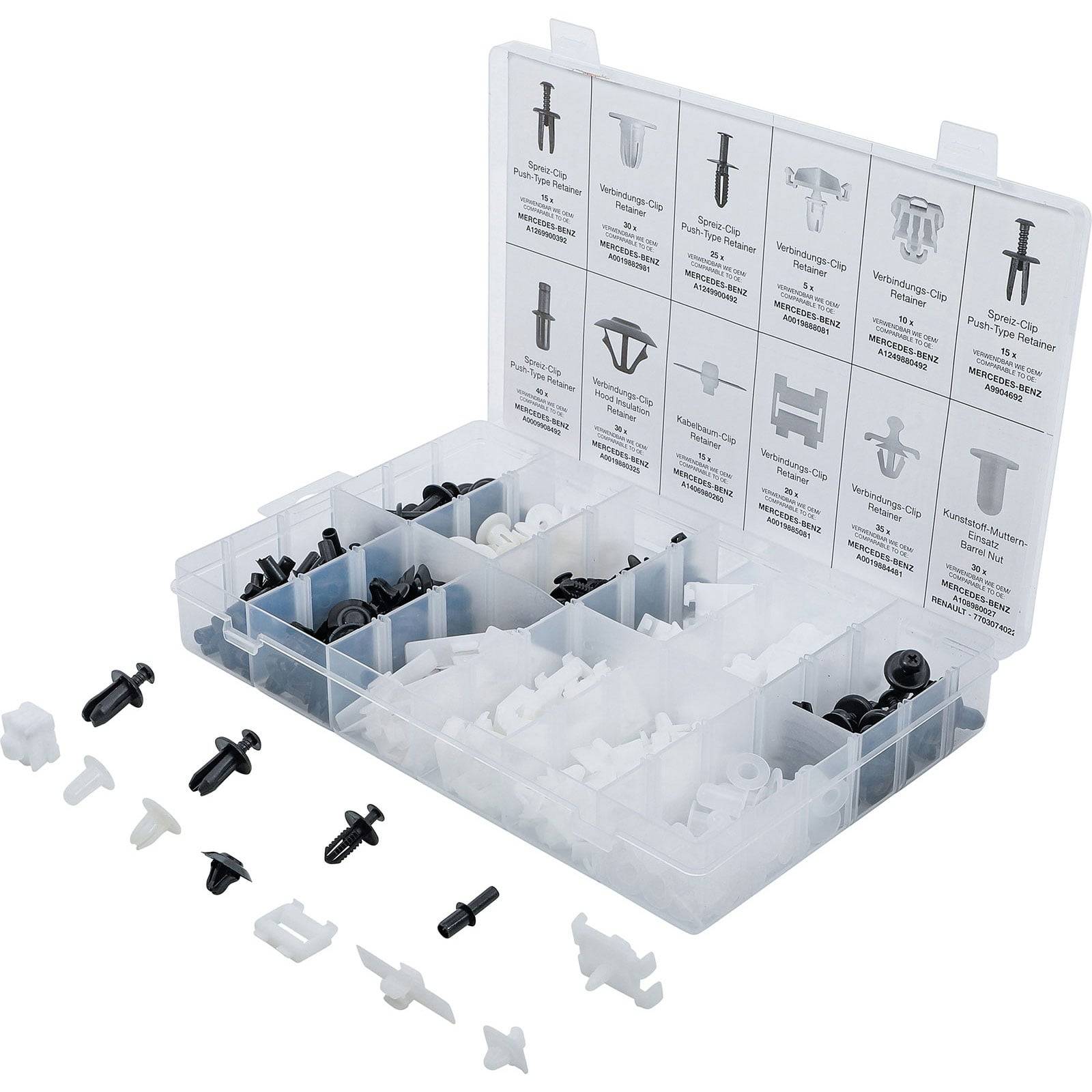 Eine transparente Plastikbox mit mehreren Fächern enthält verschiedene schwarze und weiße Automotive-Befestigungselemente und Clips.