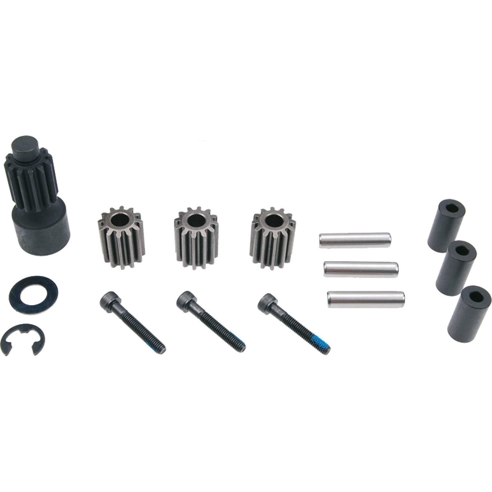 Mechanisches Teileset, bestehend aus Zahnrädern, Schrauben, Stifte und Abstandshaltern, auf einem neutralen Hintergrund angeordnet.