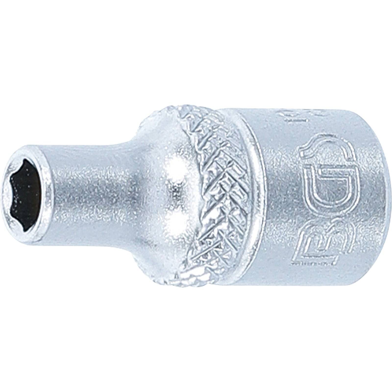 Ein silberner, strukturierter Sockeladapter mit erhabenem Text, der zum Anbringen eines Steckschlüssels an einen bestimmten Sockeldurchmesser verwendet wird.