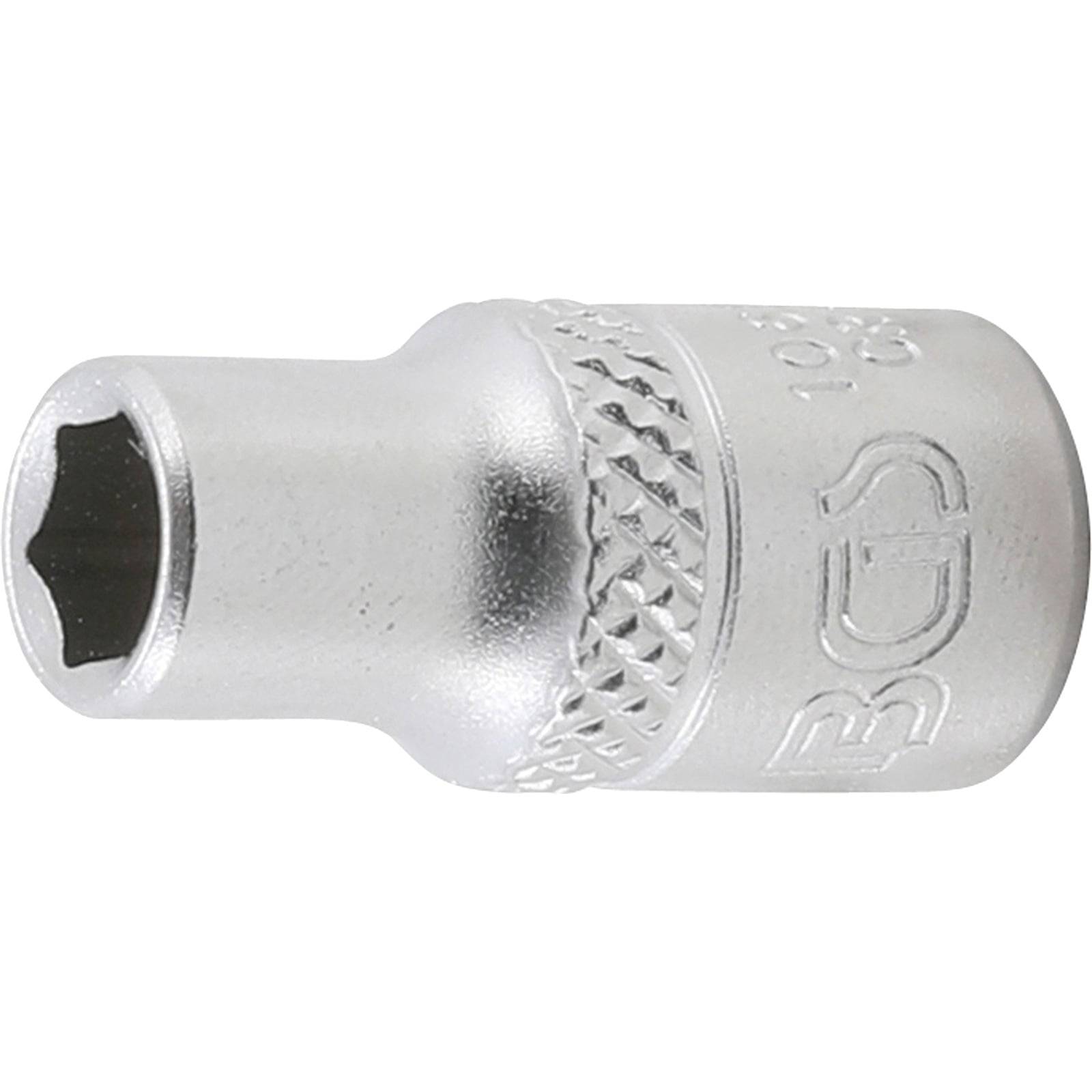 Eine glänzende Metallbuchse mit sechseckiger Öffnung, entwickelt zur Verwendung mit einem Ratschenschlüssel oder Schraubenschlüssel, versehen mit eingraviertem Text entlang der Seite.