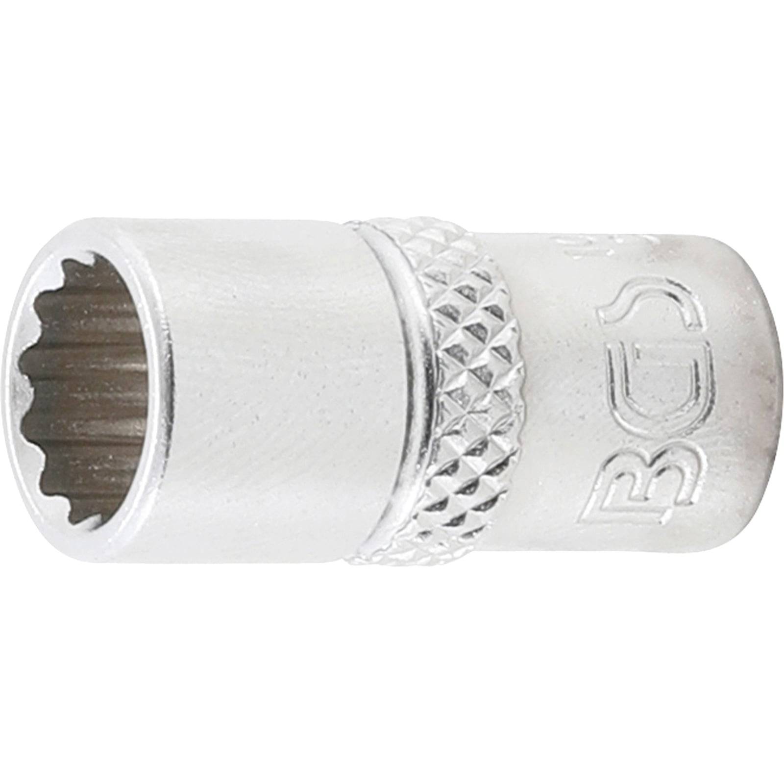 Ein metallischer Steckschlüssel-Kopf mit gerilltem Griff, der einen glänzenden Finish und eingravierte Maßangaben aufweist, wird zum Anziehen oder Lösen von Muttern und Schrauben verwendet.