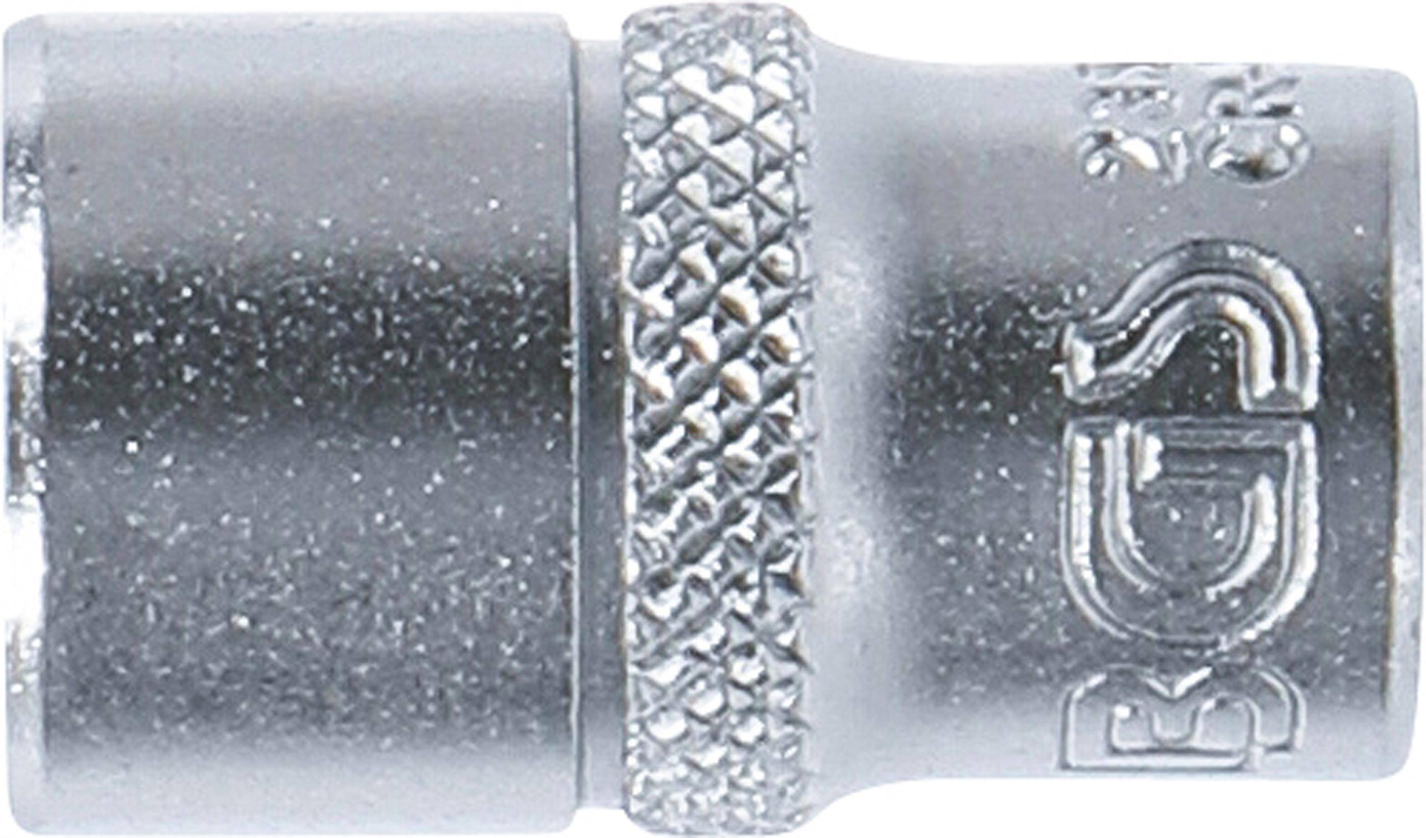 Detailaufnahme eines metallischen Objekts mit strukturierter Oberfläche und gravierten Details, möglicherweise ein Werkzeug oder ein Ausrüstungsteil. Verwendungskontext wurde nicht angegeben.