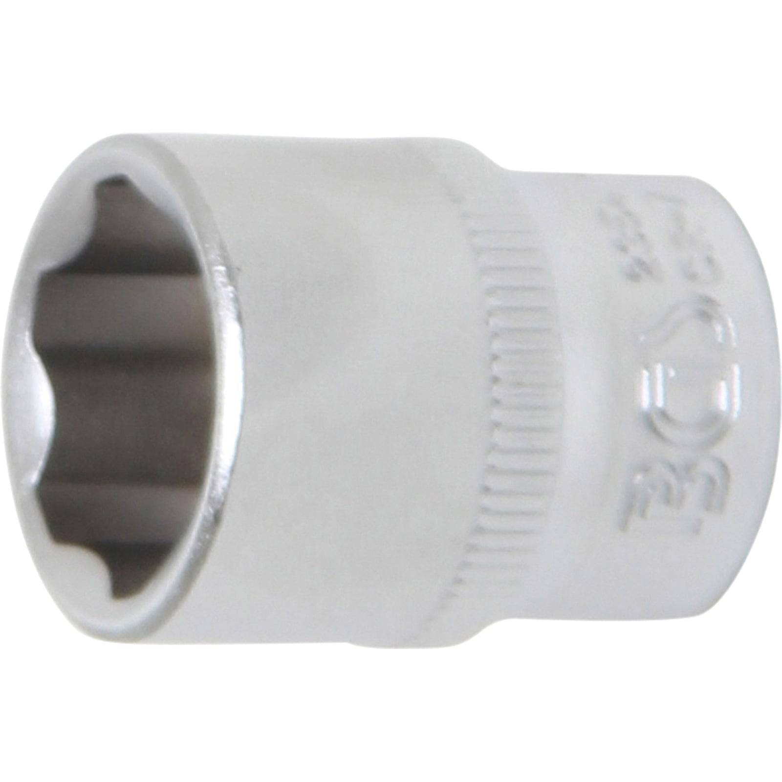 Ein silberner, zylindrischer Sechskant-Steckschlüsseleinsatz, der üblicherweise zum Anziehen und Lösen von Muttern und Schrauben verwendet wird.