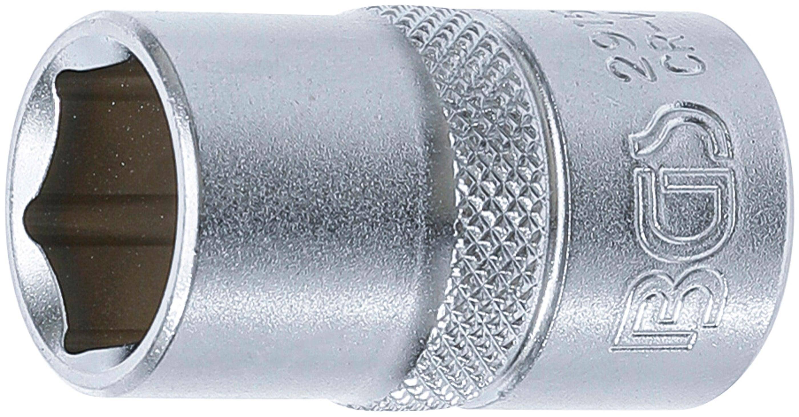 „Eine Nahaufnahme einer strukturierten Metalloberfläche mit einem detaillierten Design, die präzise Rillen und Muster auf einem zylindrischen Objekt zeigt.