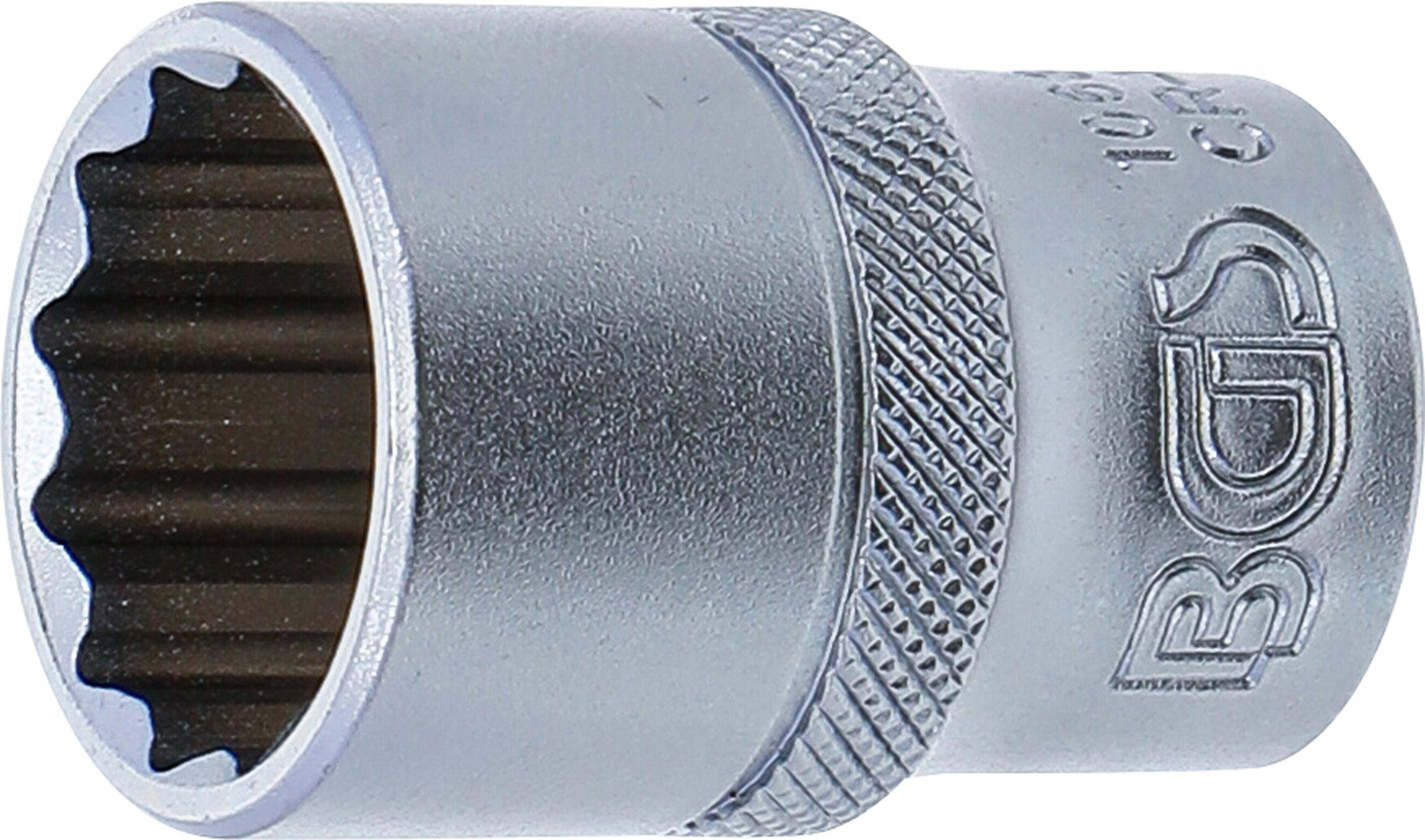 Nahaufnahme eines metallischen Schraubenschlüsserkopfes mit strukturiertem Griff und Rillen, die Details des Werkzeugs und handwerkliche Präzision zeigen.