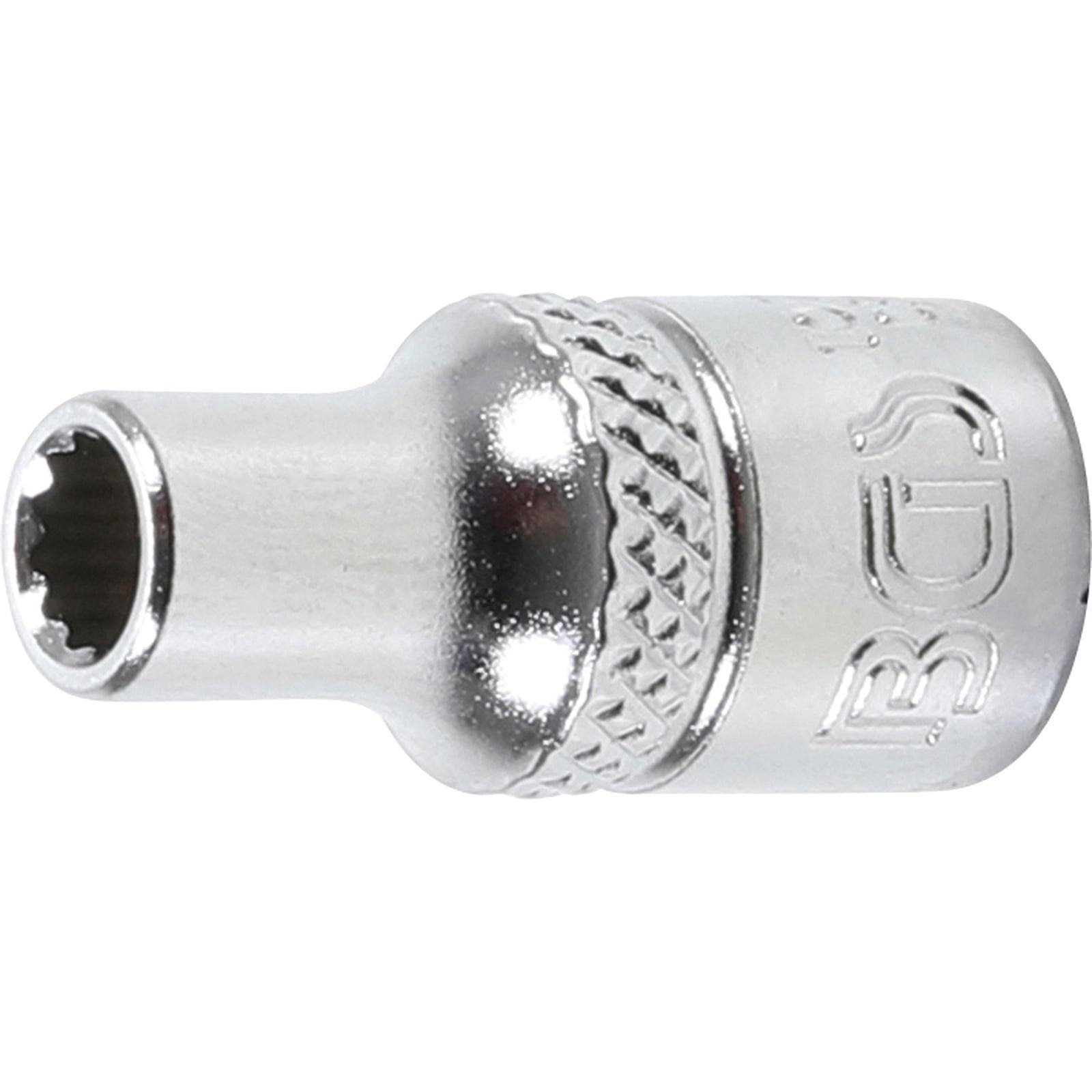 Ein Steckschlüsseleinsatz aus Metall mit einer gerillten Griffoberfläche und einem inneren Vierkantantrieb, der häufig bei mechanischen Arbeiten zum Anziehen oder Lösen von Muttern verwendet wird.