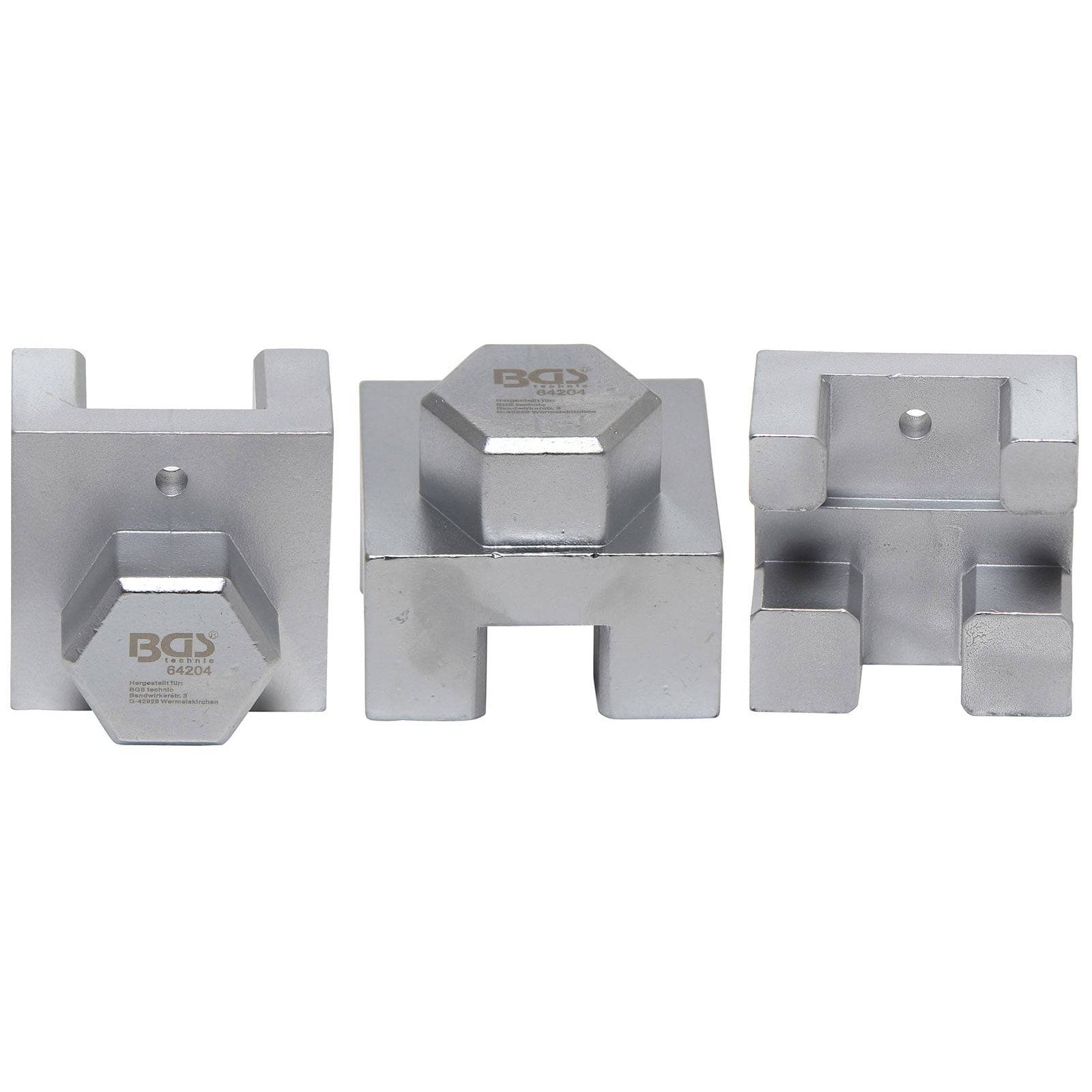 Drei silberne Metallblöcke, die in einer Reihe ausgerichtet sind und verschiedene Aussparungen und Designs aufweisen. Jeder Block verfügt über eine individuelle vertiefte Form für spezifische Befestigungen.