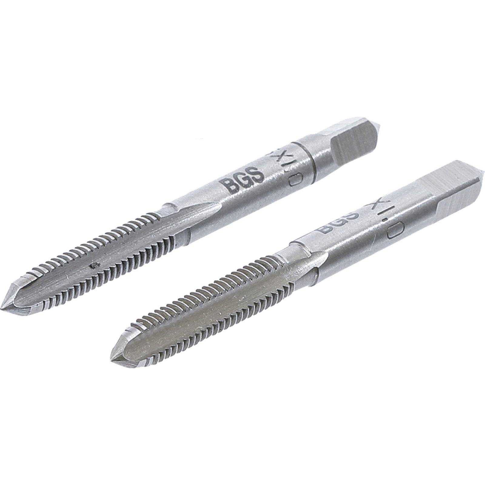Zwei Gewindebohrer aus Metall mit Spiralnutungen und der Aufschrift 'BGS', verwendet zum Schneiden von Innengewinden in verschiedenen Materialien.