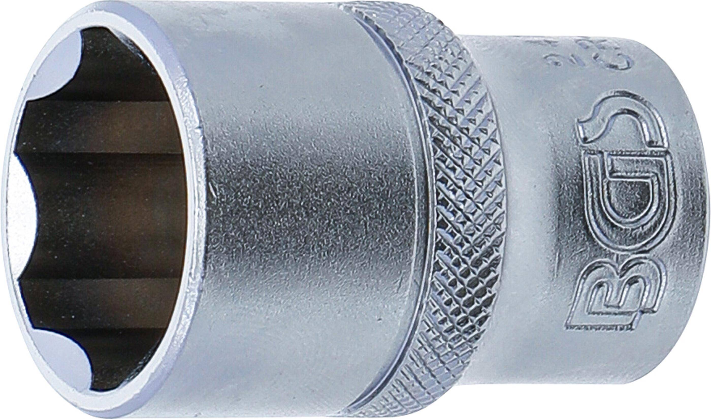 Eine Nahaufnahme eines Metallwerkzeugs, möglicherweise eines Steckschlüssels, mit einer strukturierten Griffoberfläche und einem glatten metallischen Finish.