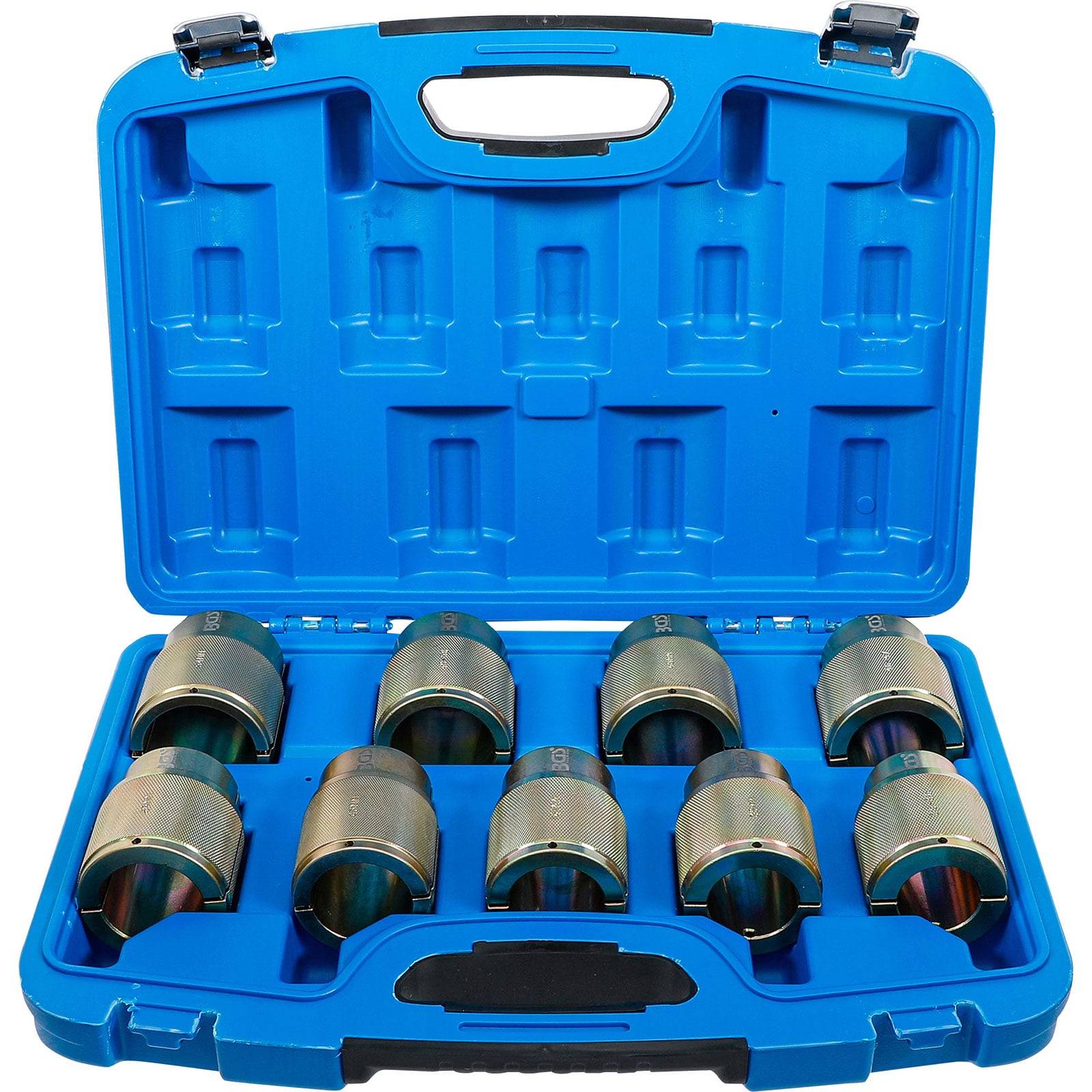 Eine offene blaue Werkzeugkiste mit acht Metallsteckdosen, die in zwei Reihen angeordnet sind und für mechanische oder automotive Reparaturen verwendet wird.