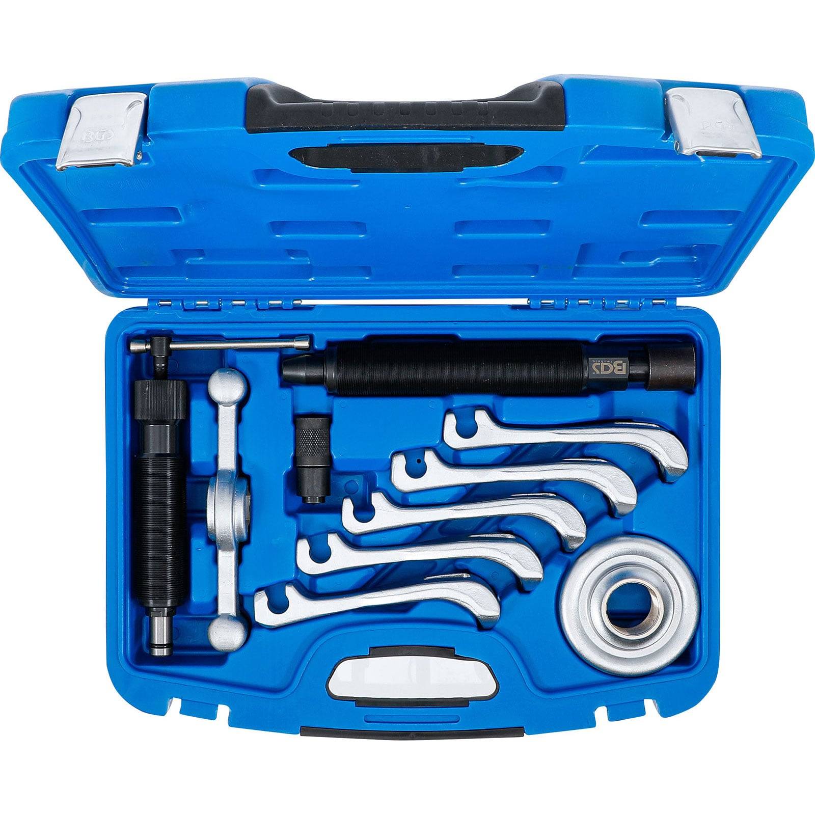 Ein blauer Kunststoffkoffer, der verschiedene Metallschraubenschlüssel, eine Steckdose und Werkzeugzubehör enthält, ordentlich für Wartungs- oder Reparaturaufgaben organisiert.