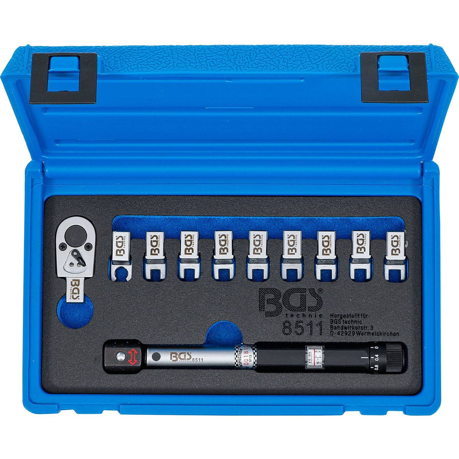Ein Drehmomentschlüssel-Set in einem blauen Transportkoffer, das einen Drehmomentschlüssel, mehrere Stecknüsse und einen Adapter enthält, ordentlich angeordnet.