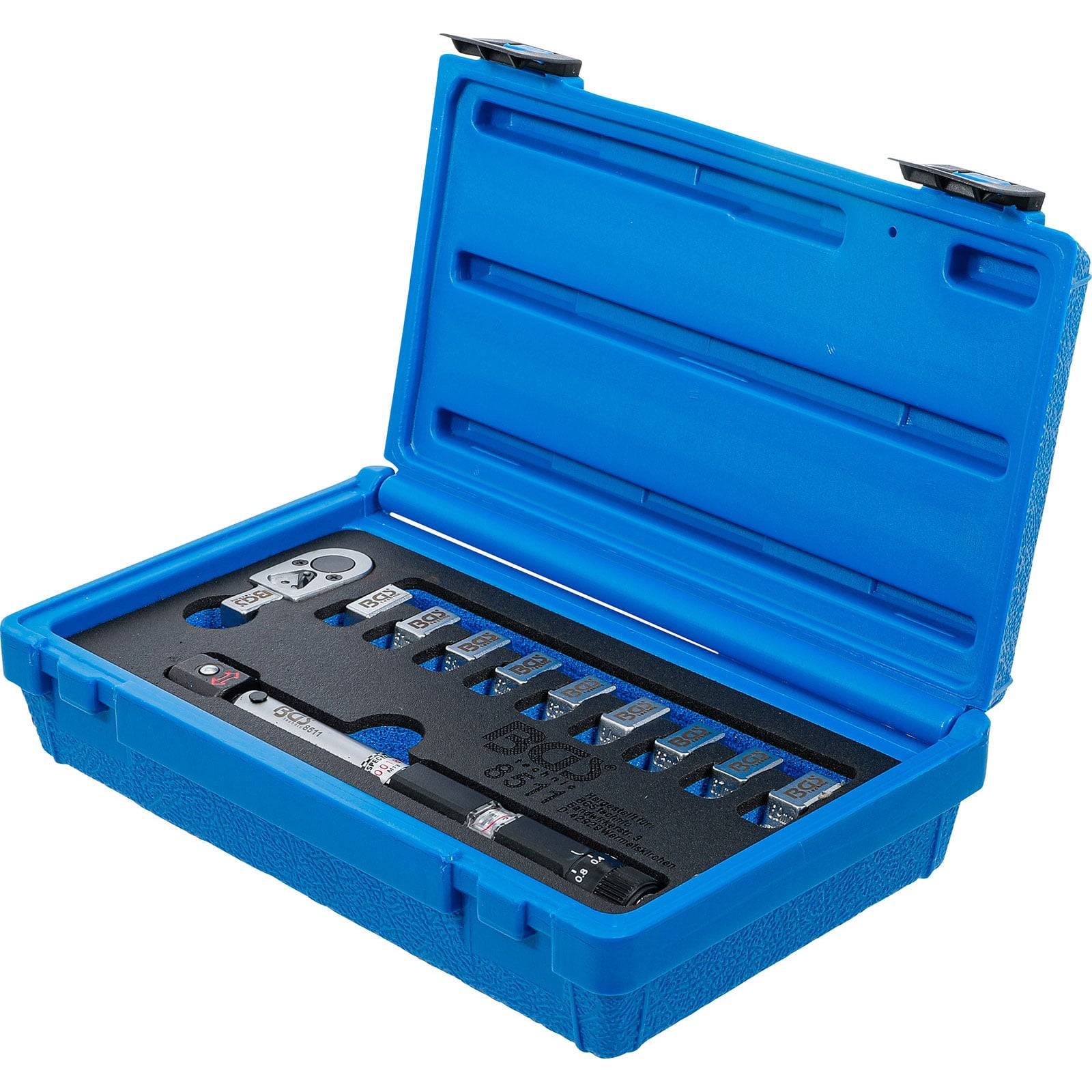 Ein blauer Kunststoffkoffer mit einem Ratschenschlüssel-Set, einschließlich verschiedener Steckschlüsselnummern, angeordnet in dafür vorgesehenen Aussparungen.