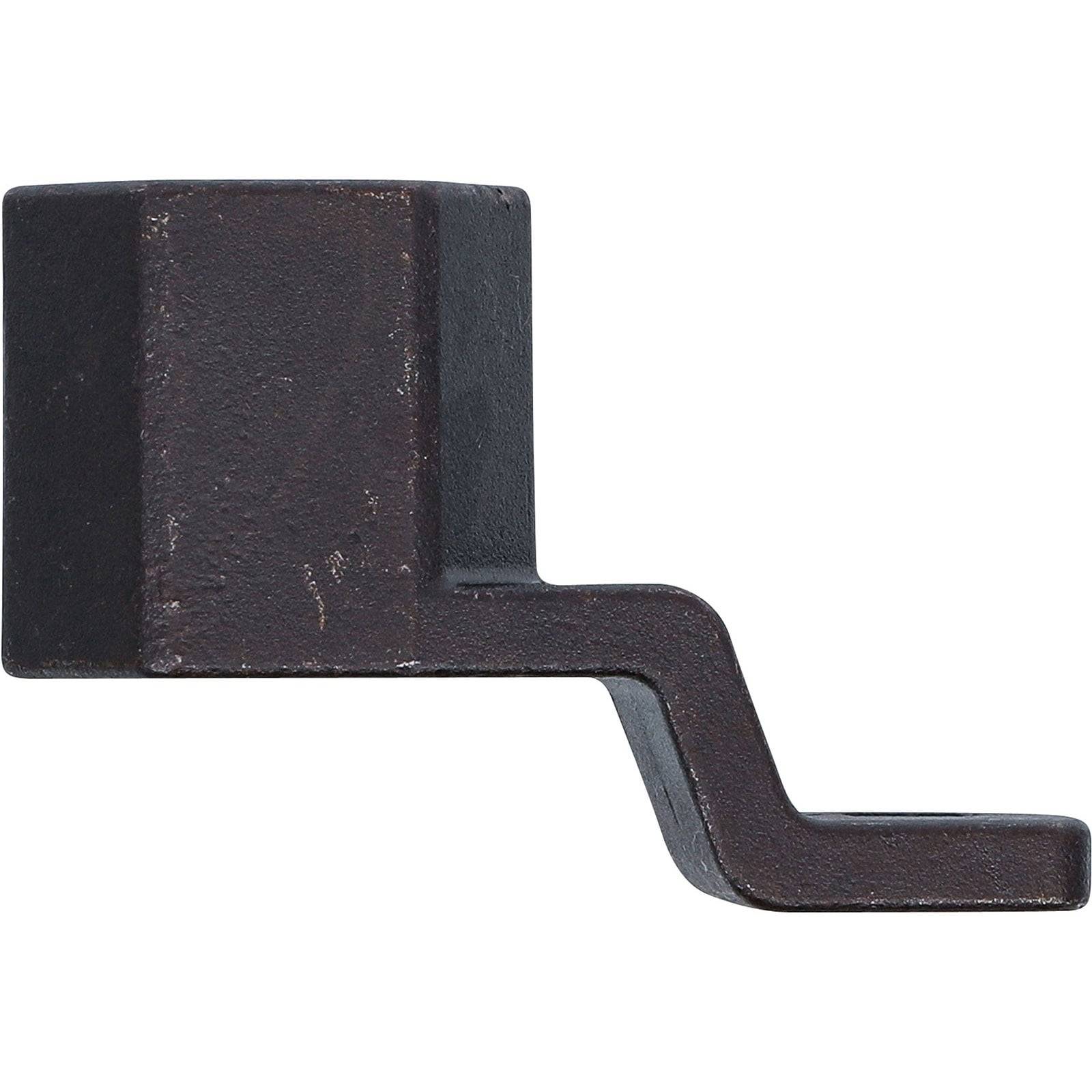 Eine dunkle, L-förmige Metallhalterung mit rechteckigem Profil und einem rechtwinkligen Knick, die vor einem schlichten weißen Hintergrund positioniert ist.