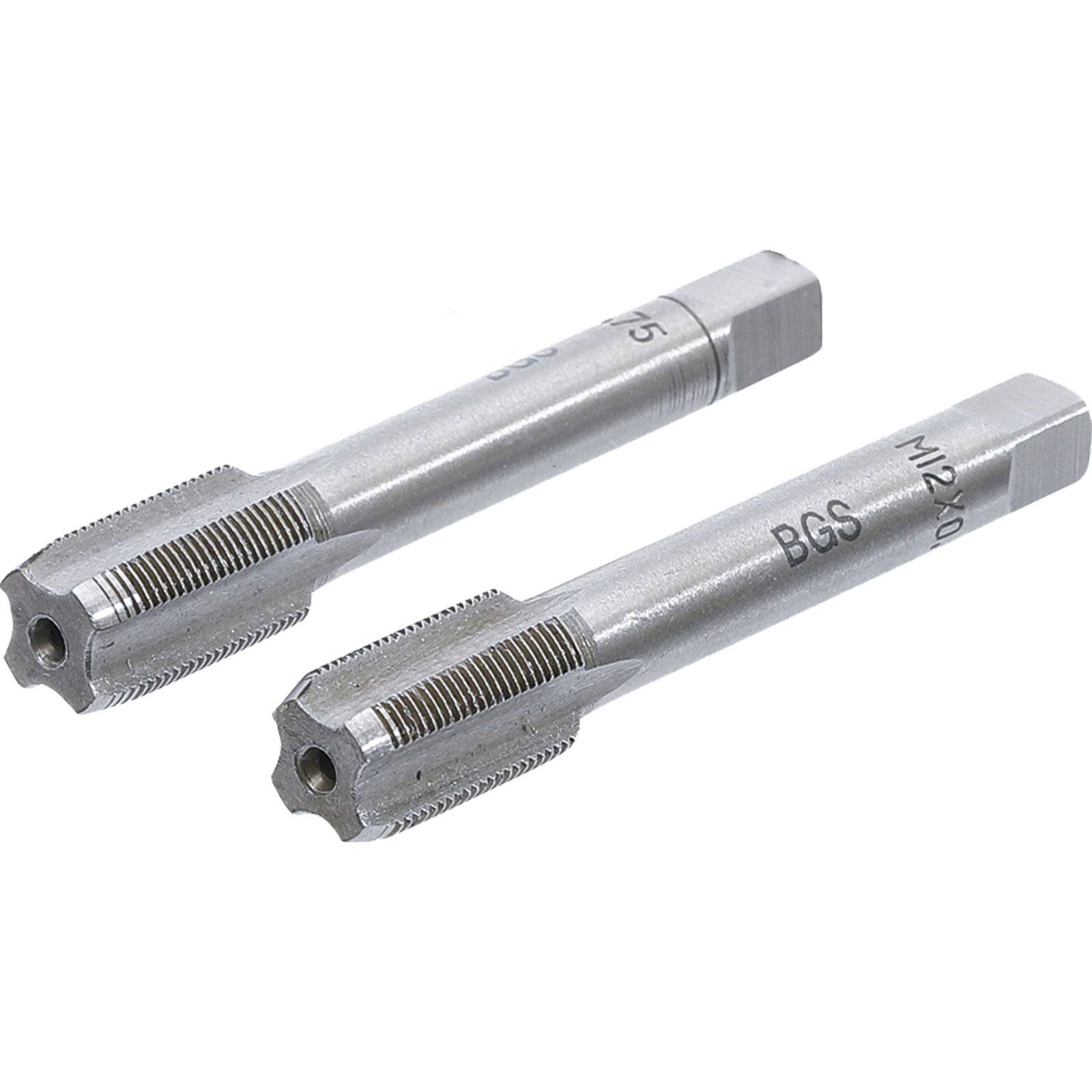 Zwei Gewindebohrer aus Metall, einer mit der Beschriftung 'BGS M12x1.5'. Beide sind zylindrisch mit geraden Nuten zum Erzeugen von Innengewinden in Materialien.
