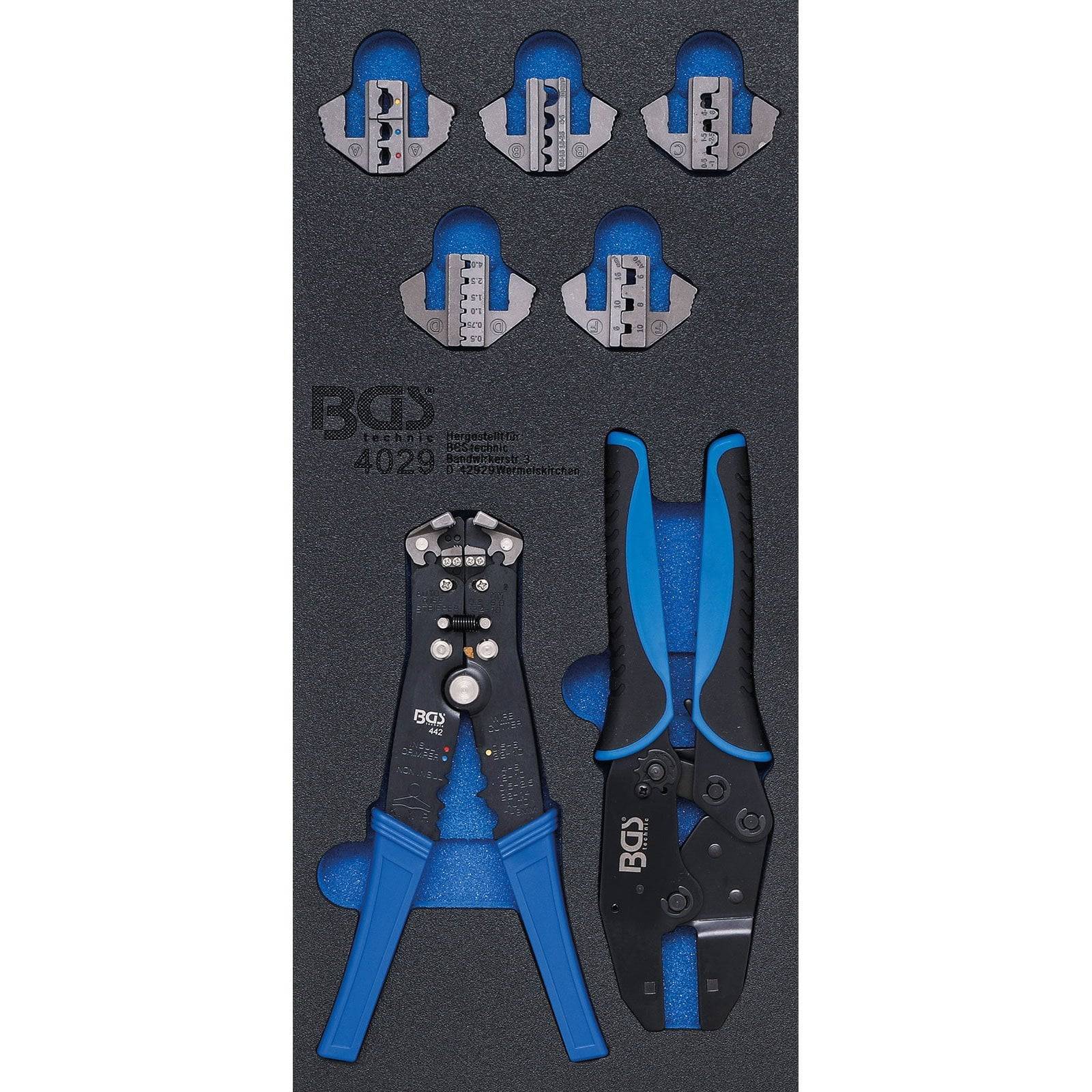 Crimpwerkzeug-Set mit blauen Griffen und austauschbaren Einsätzen für verschiedene Drahtgrößen, ordentlich in einer Schaumstoffverpackung angeordnet.