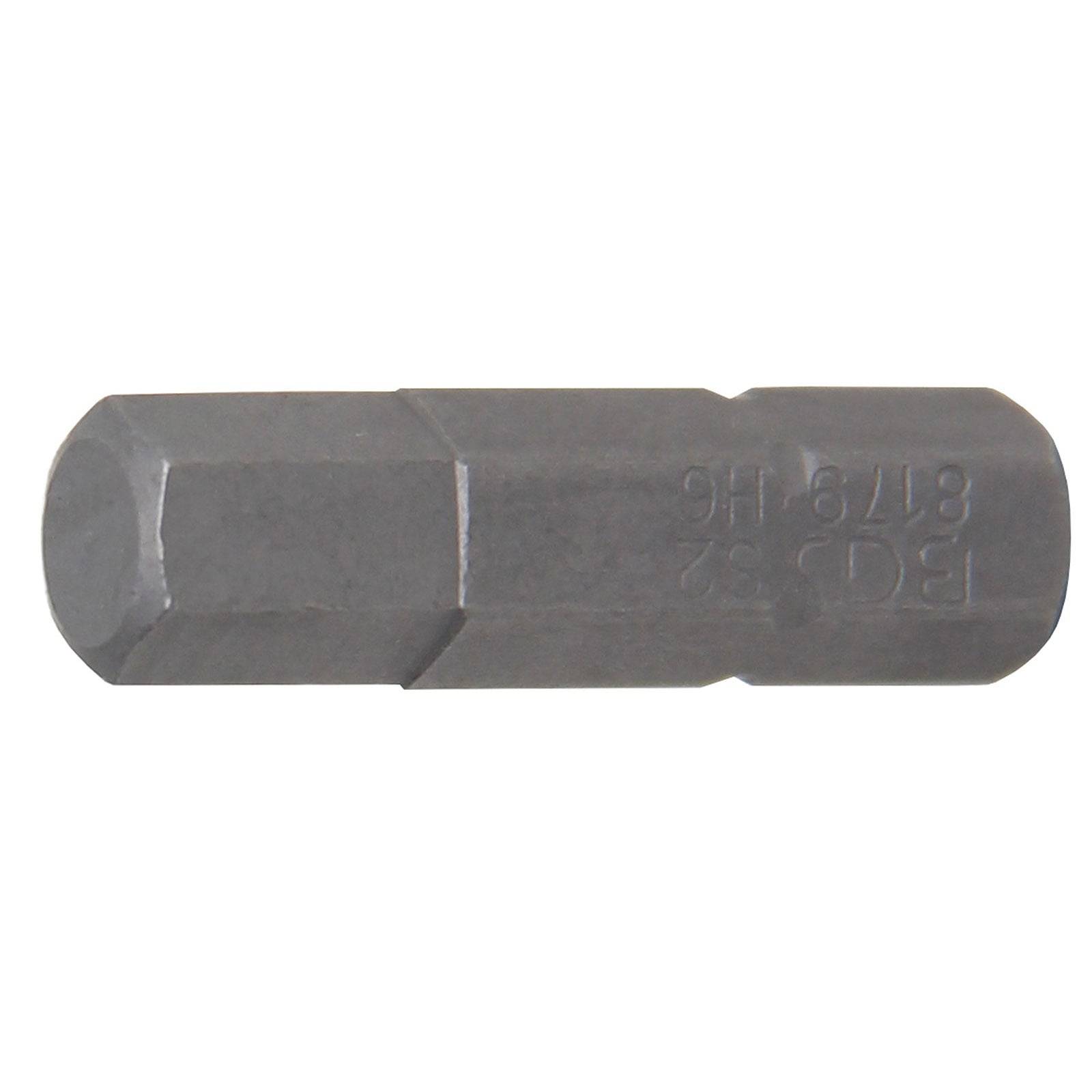 EDP-32 8179-HC' sechseckiger metallischer Gegenstand, wahrscheinlich ein Werkzeugbit oder Schlüssel, auf neutralem Hintergrund dargestellt.
