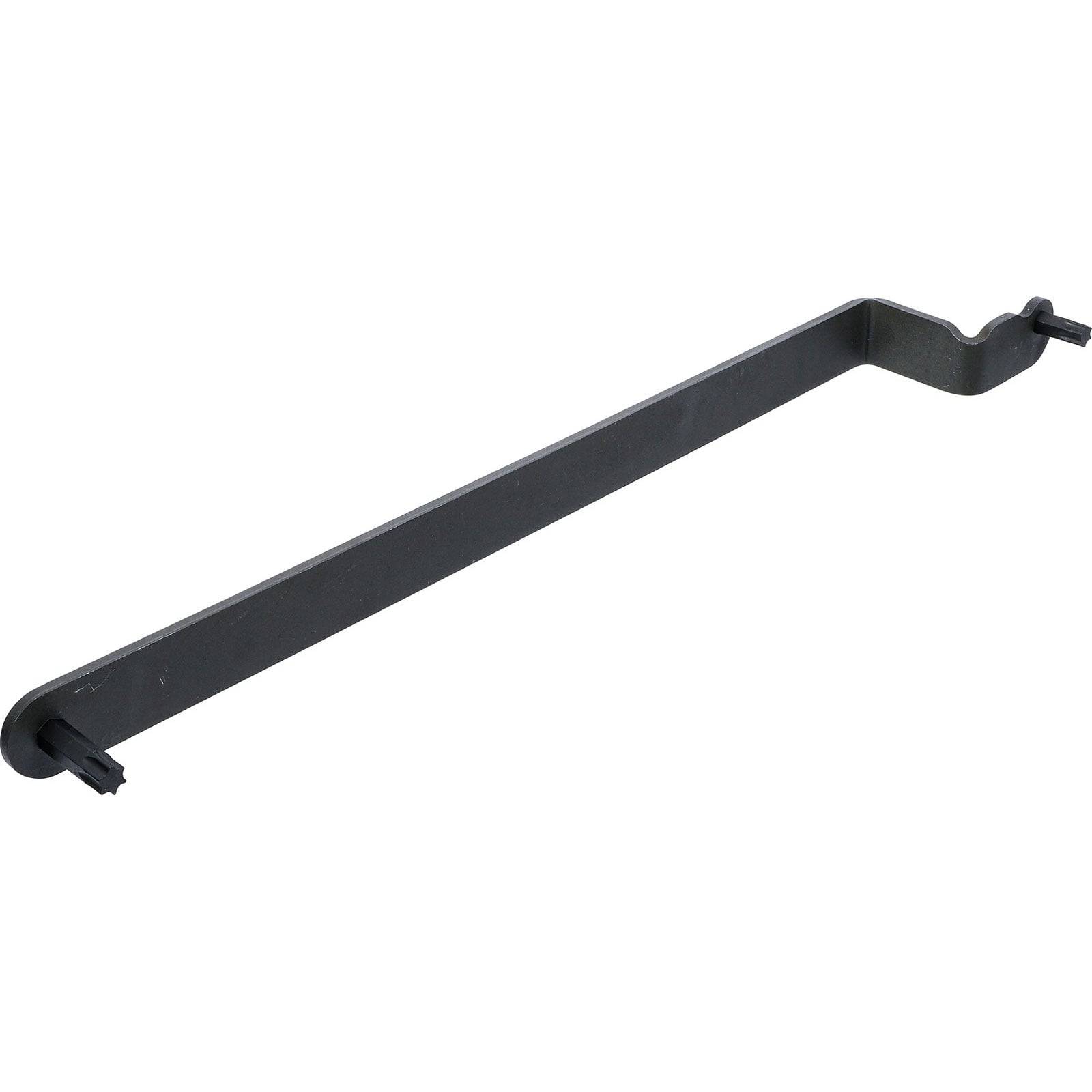 Eine schwarze Metallstange mit einer Biegung an einem Ende, wahrscheinlich ein Werkzeug oder Teil einer Vorrichtung.